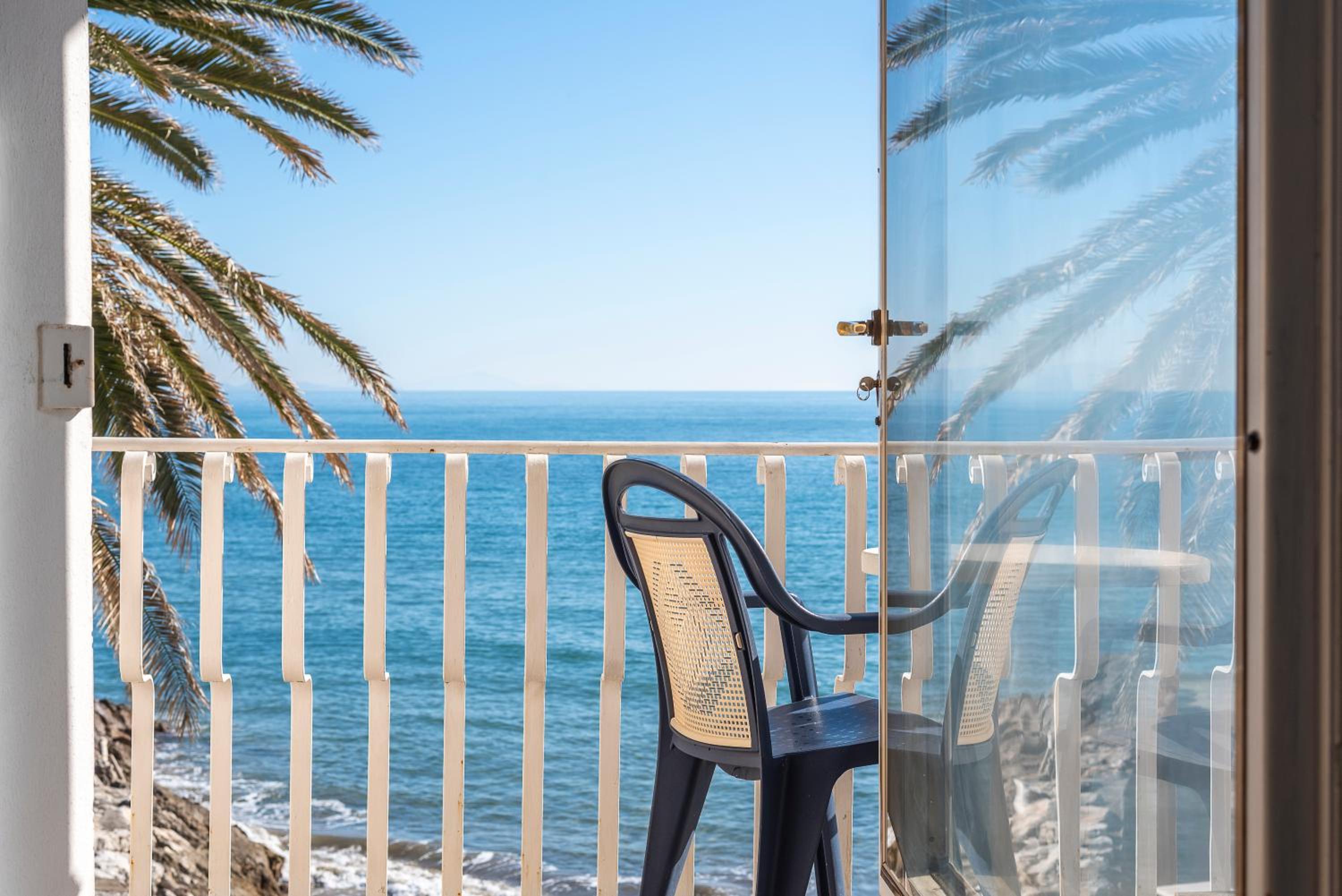 Superior Double Room with Sea View - Photo 3