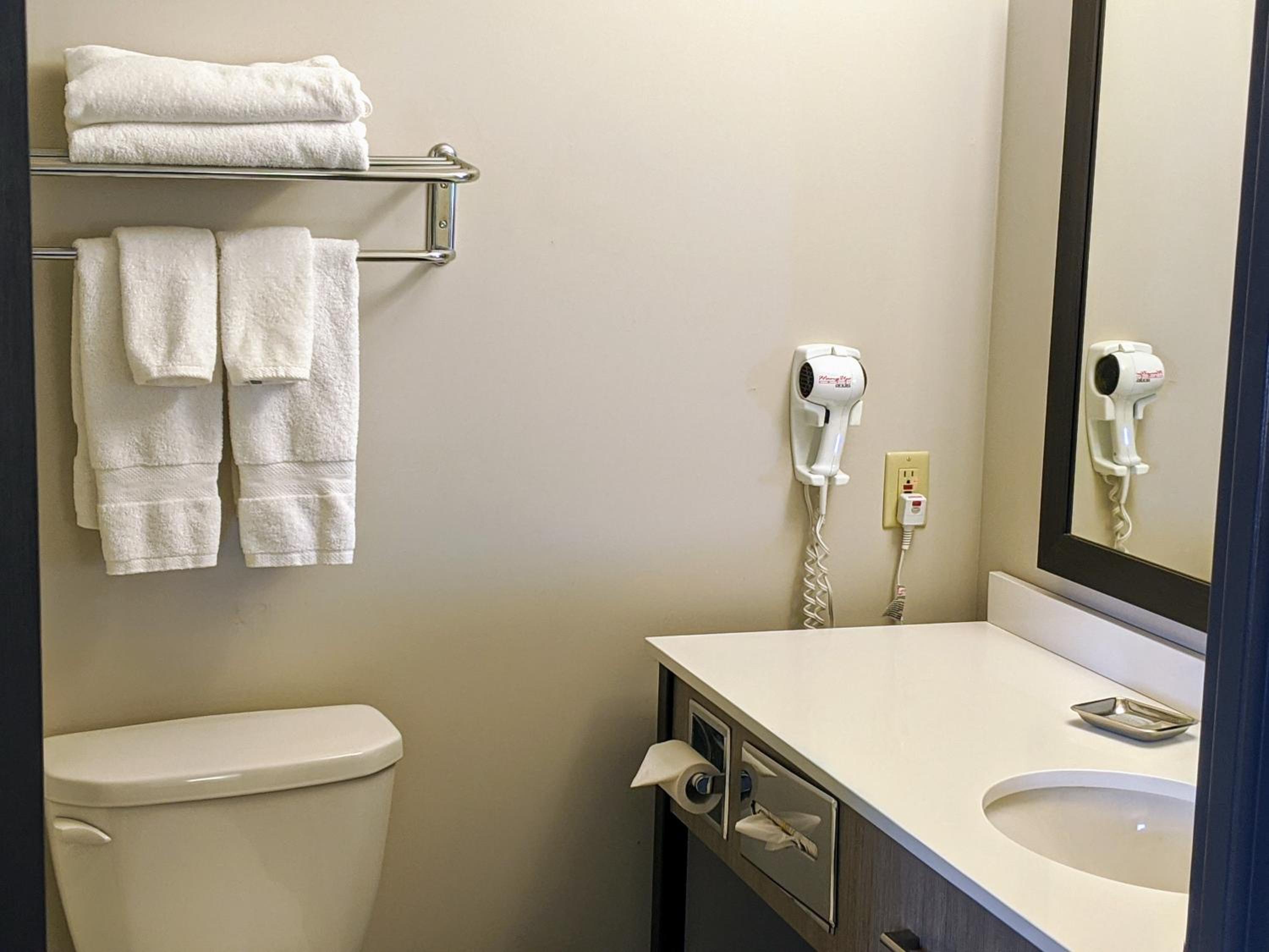 Queen Room with Two Queen Beds - Mobility Access/Non-Smoking - Photo 3