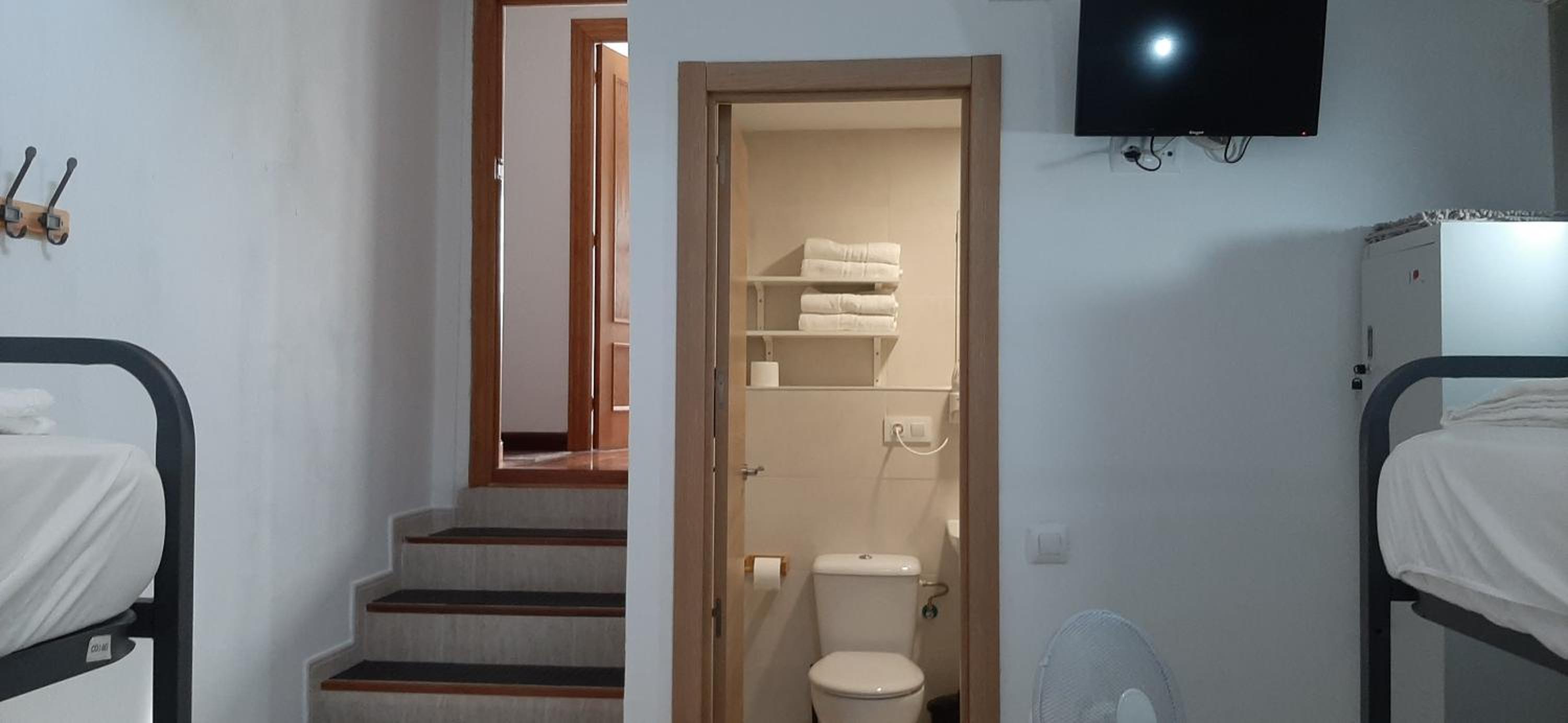 Quadruple Room with Bathroom - Photo 4