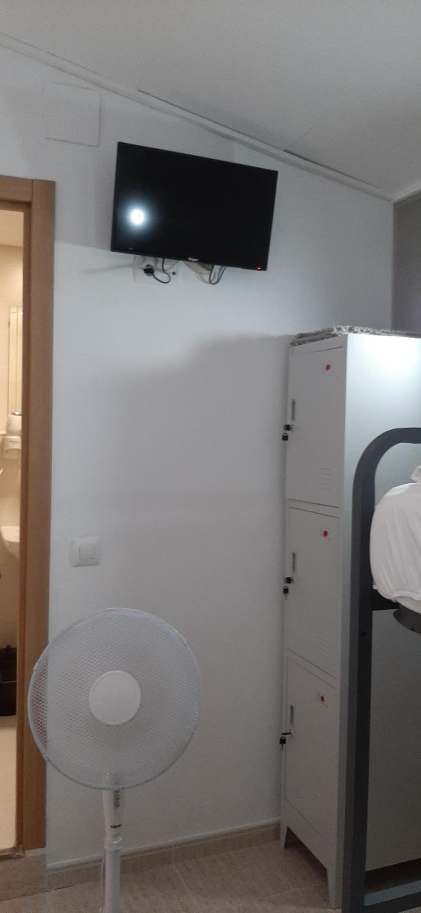 Quadruple Room with Bathroom - Photo 2