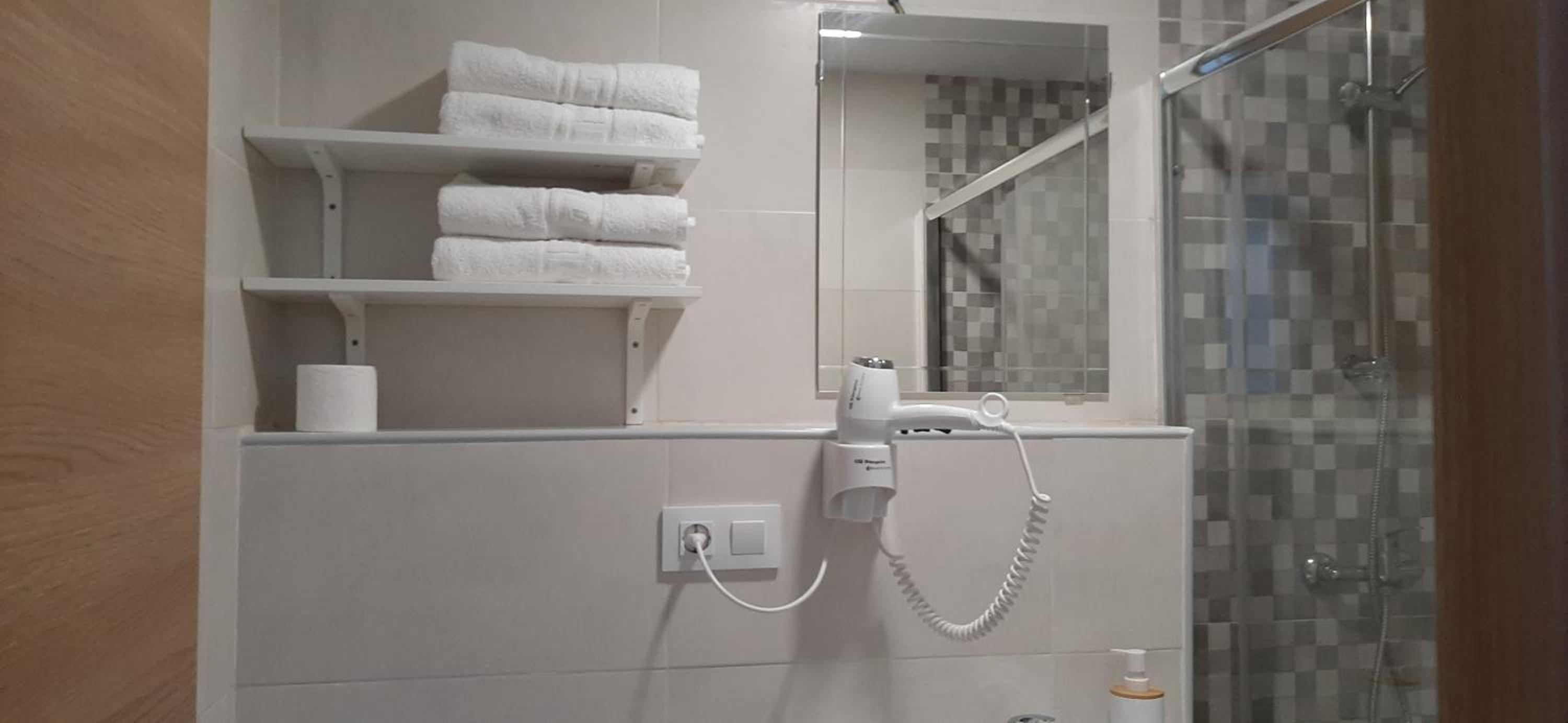 Quadruple Room with Bathroom - Photo 6