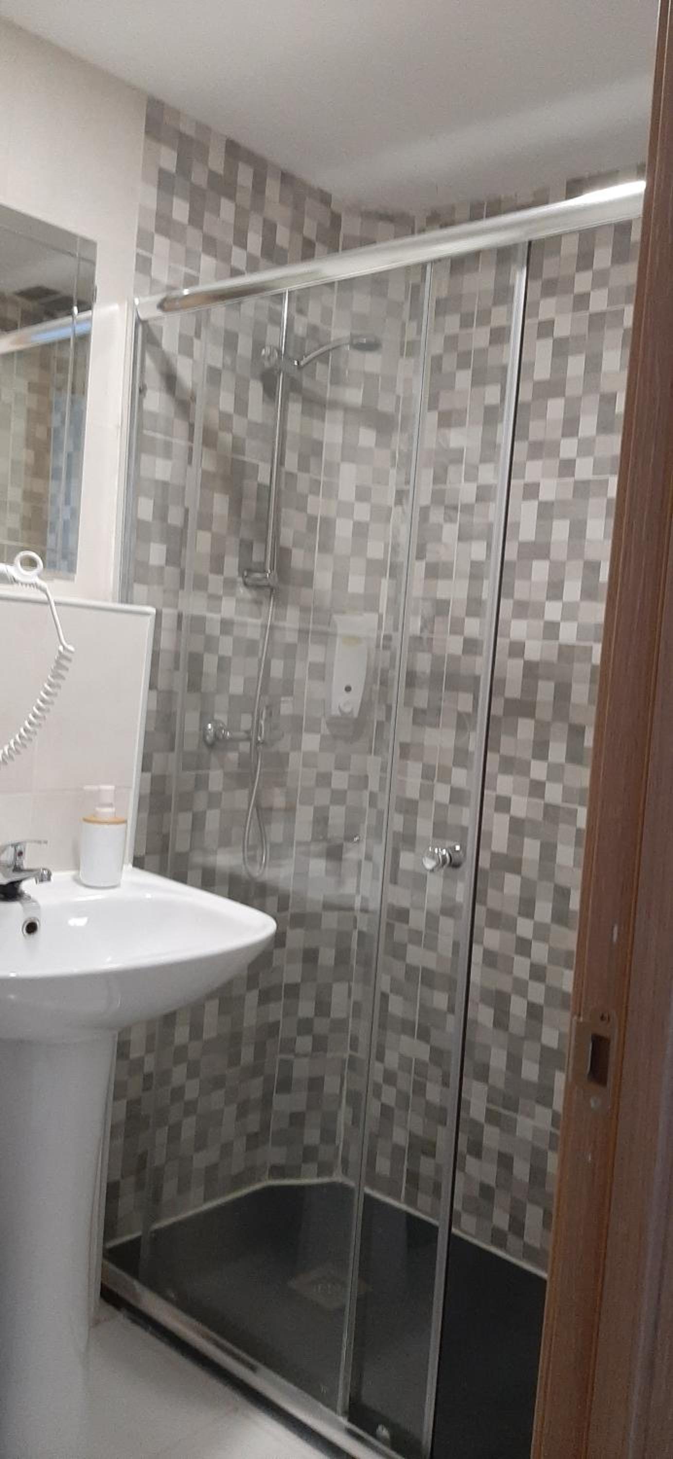 Quadruple Room with Bathroom - Photo 7