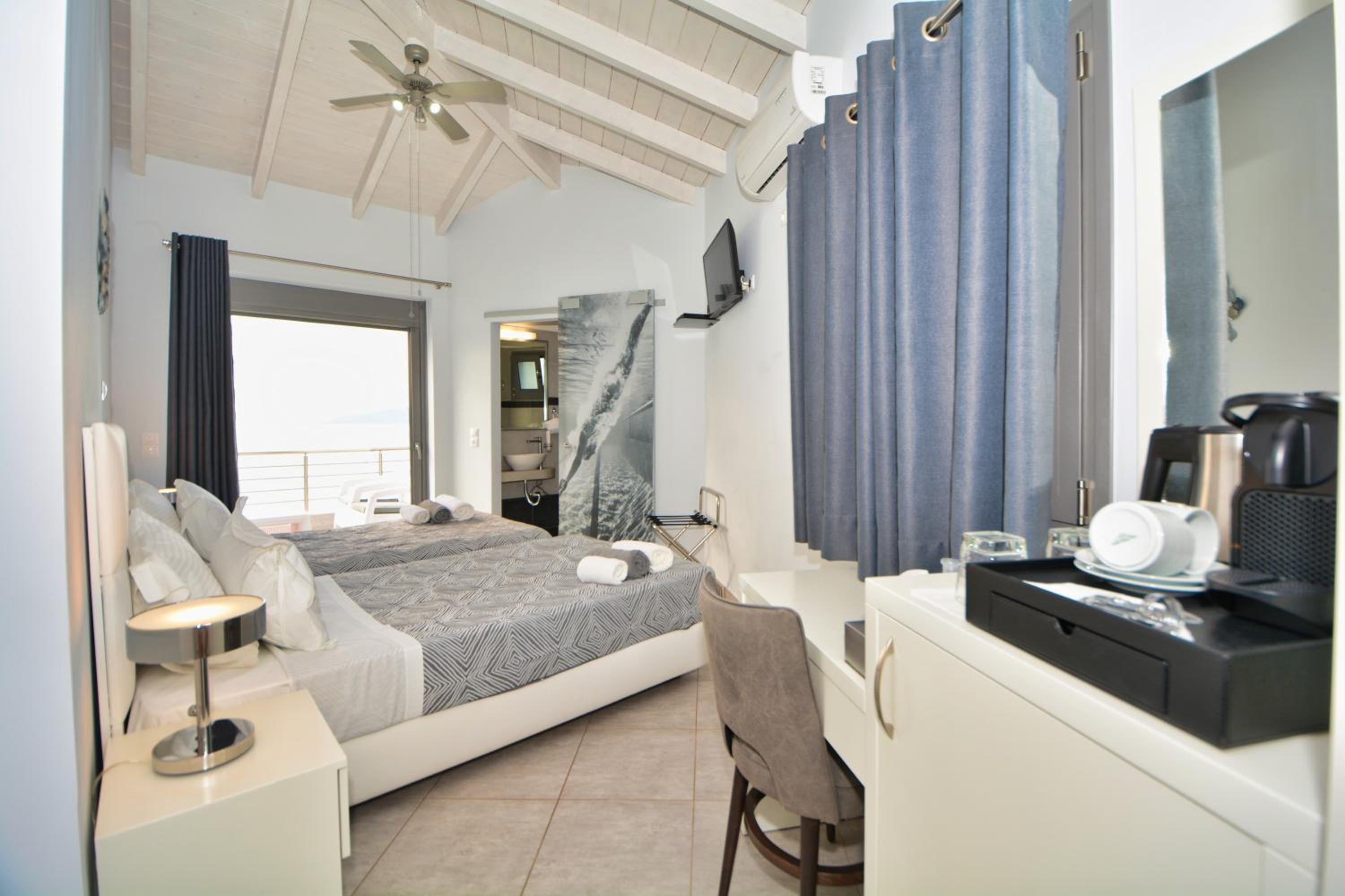 Superior Room with Sea View (2 Adults) photo 2