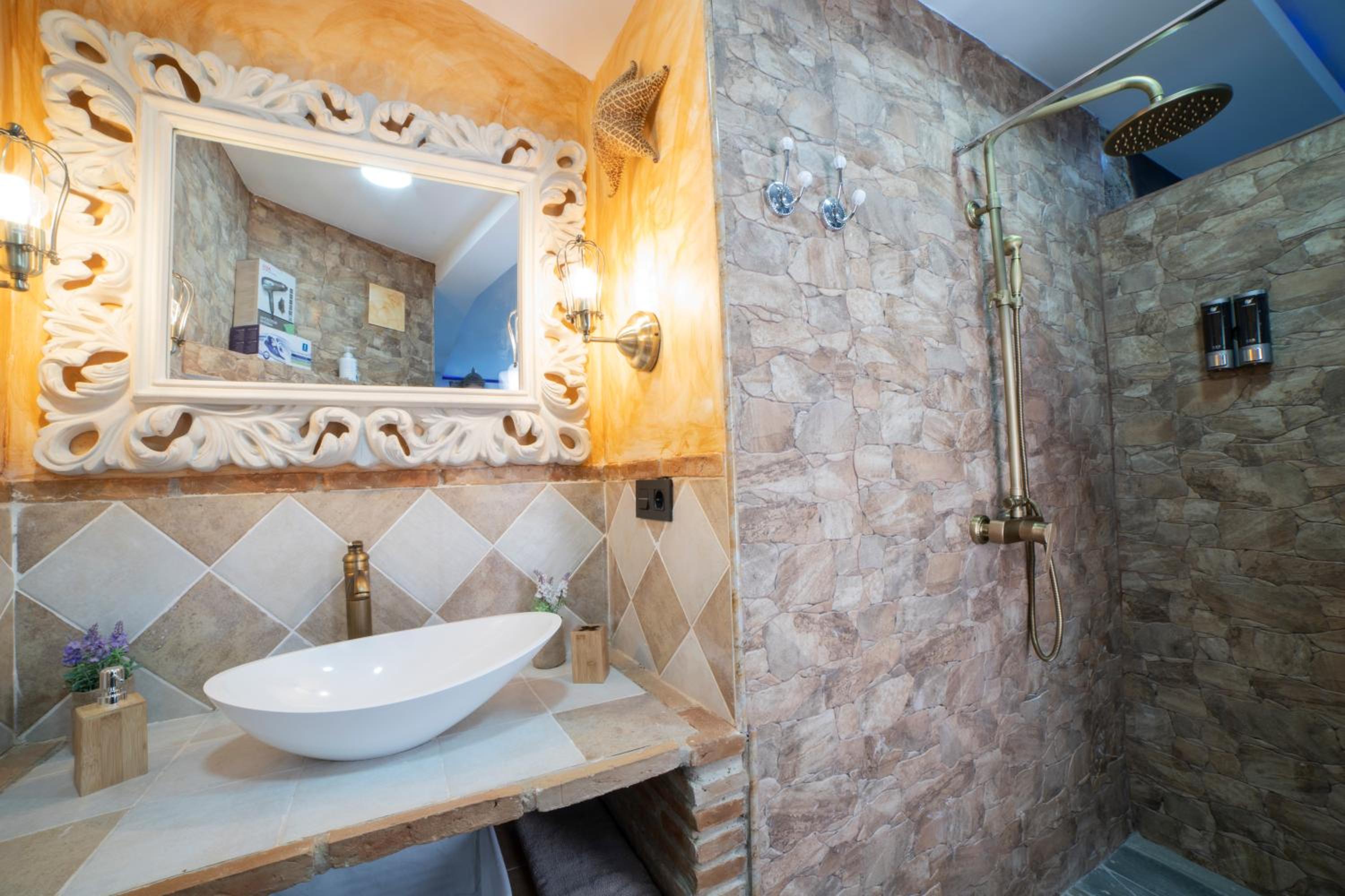 Deluxe Suite with Spa Bath - Photo 69