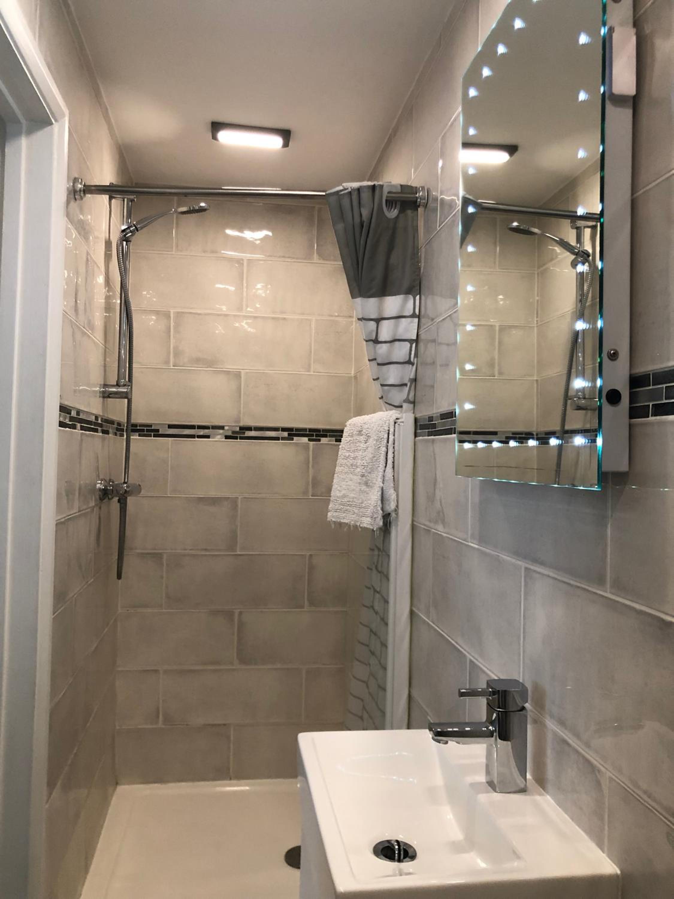 Twin Room with Private Bathroom - Photo 6