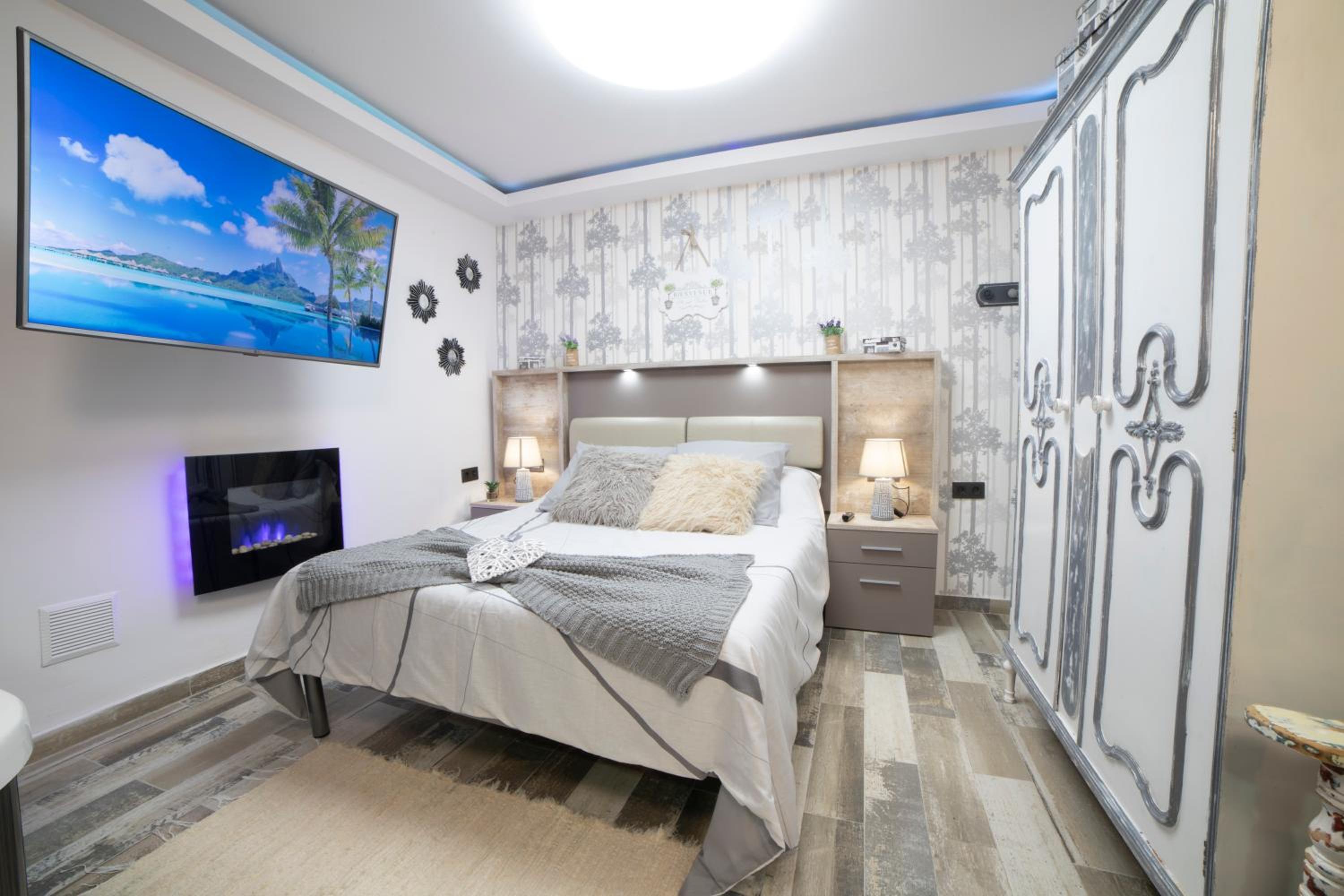 Deluxe Suite with Spa Bath - Photo 49