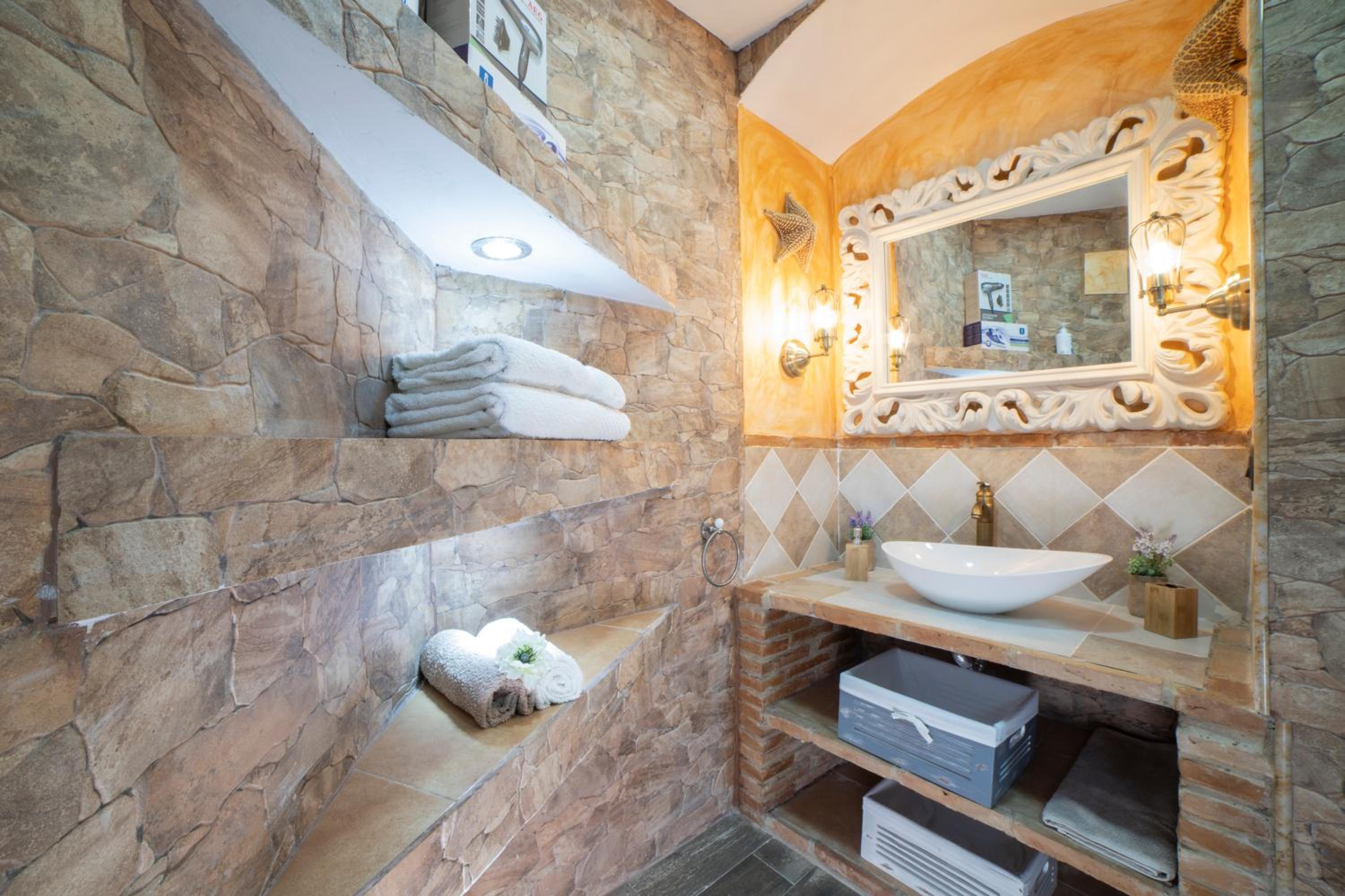Deluxe Suite with Spa Bath - Photo 70