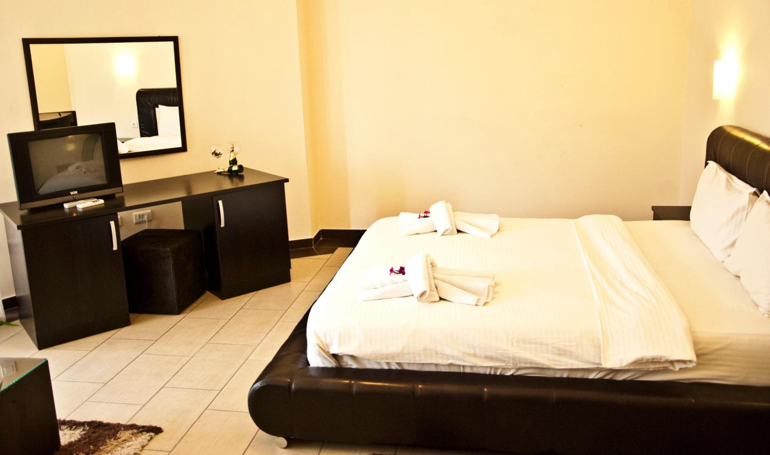 Double Room - Photo 5