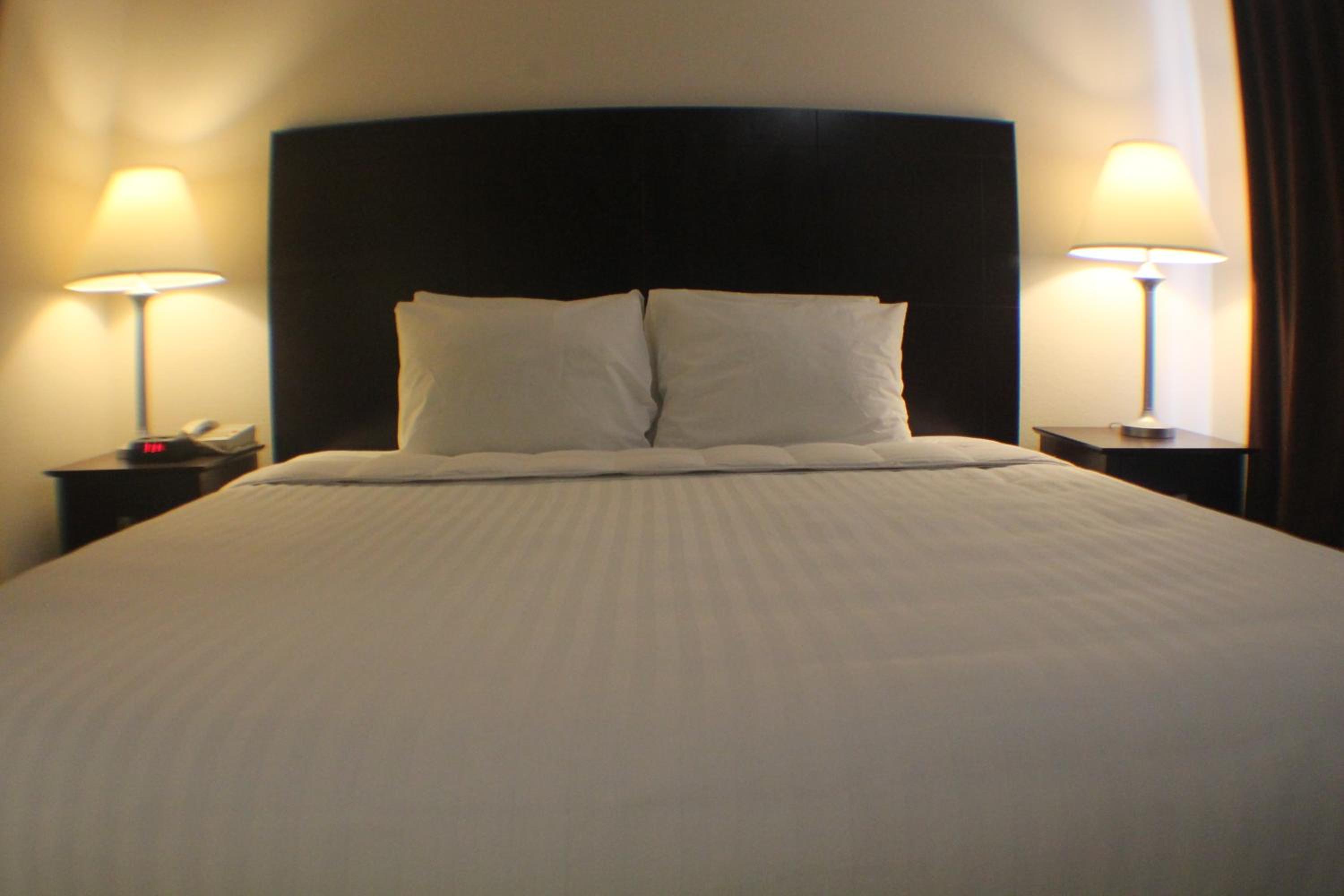 Queen Room with Two Queen Beds - Photo 4