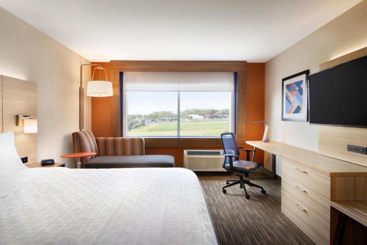 Standard King Room - Photo 5