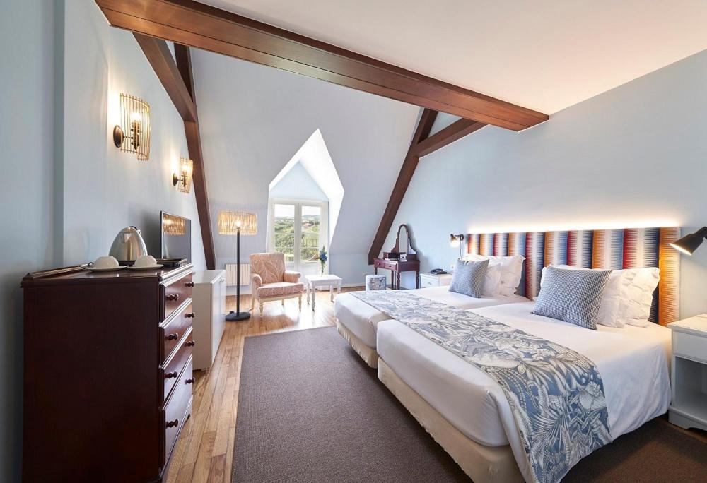 Premium Twin Room with Balcony