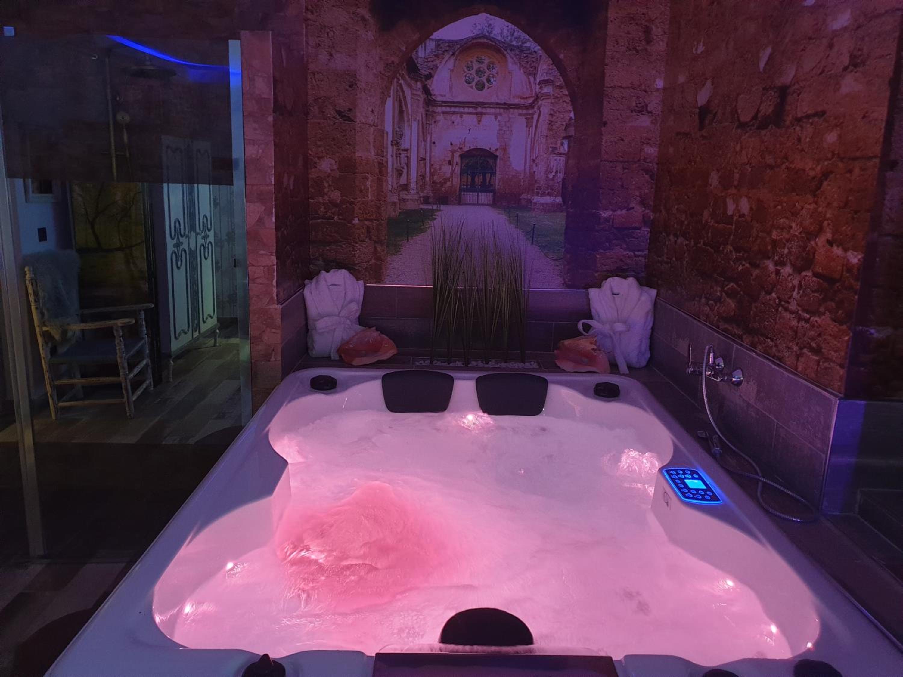 Deluxe Suite with Spa Bath - Photo 4