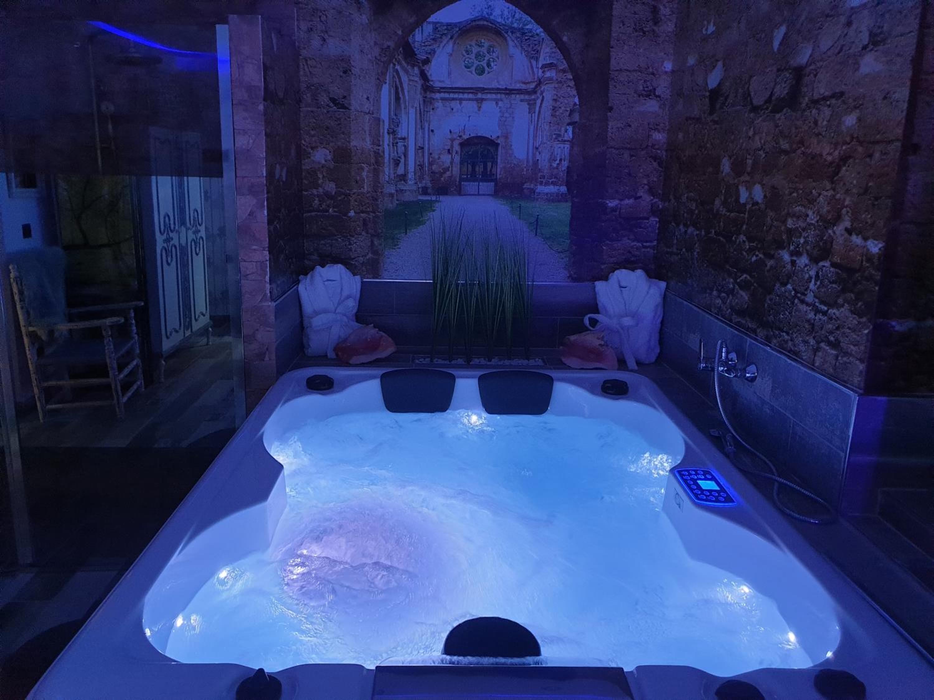 Deluxe Suite with Spa Bath - Photo 40