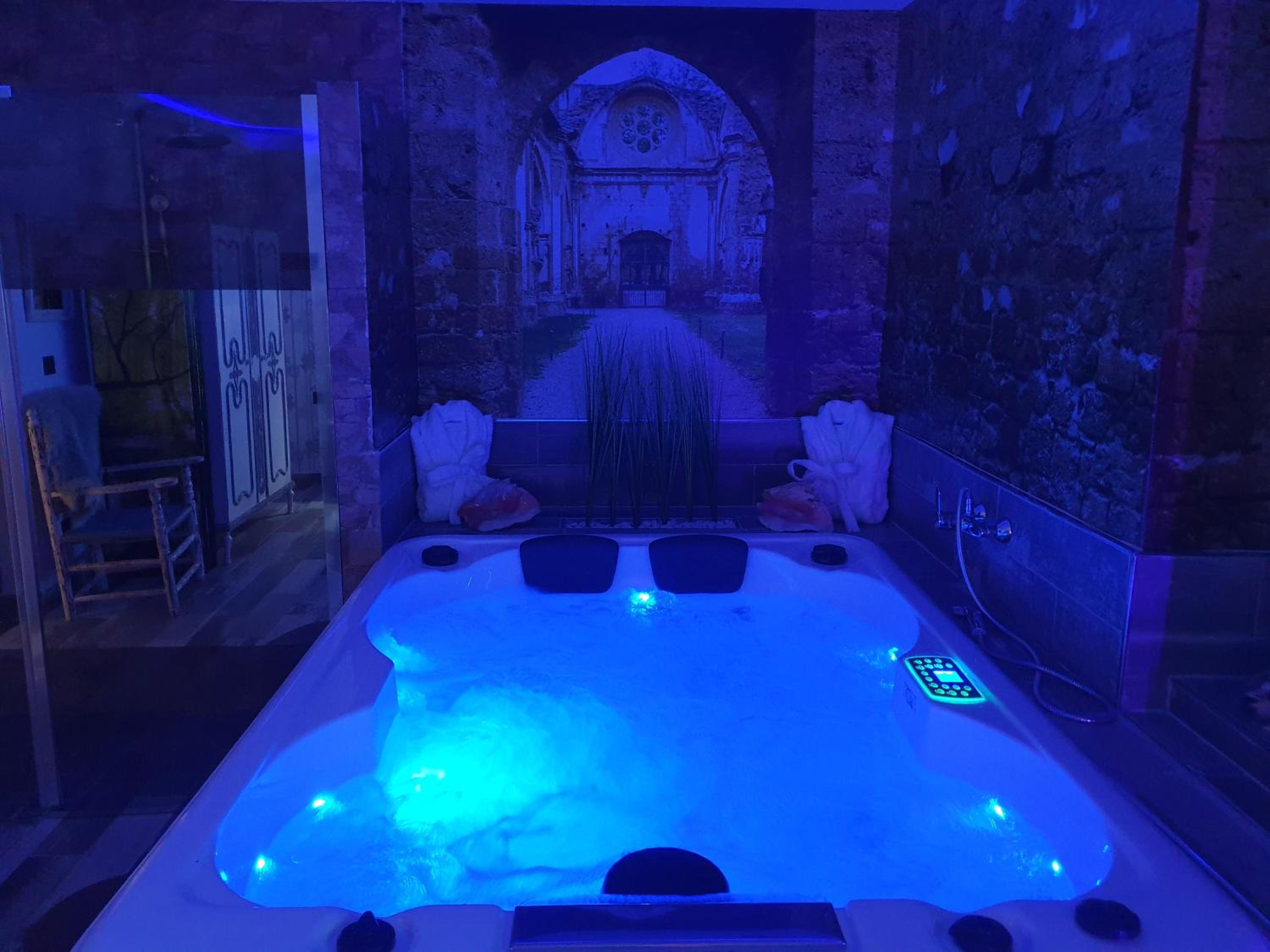 Deluxe Suite with Spa Bath - Photo 41