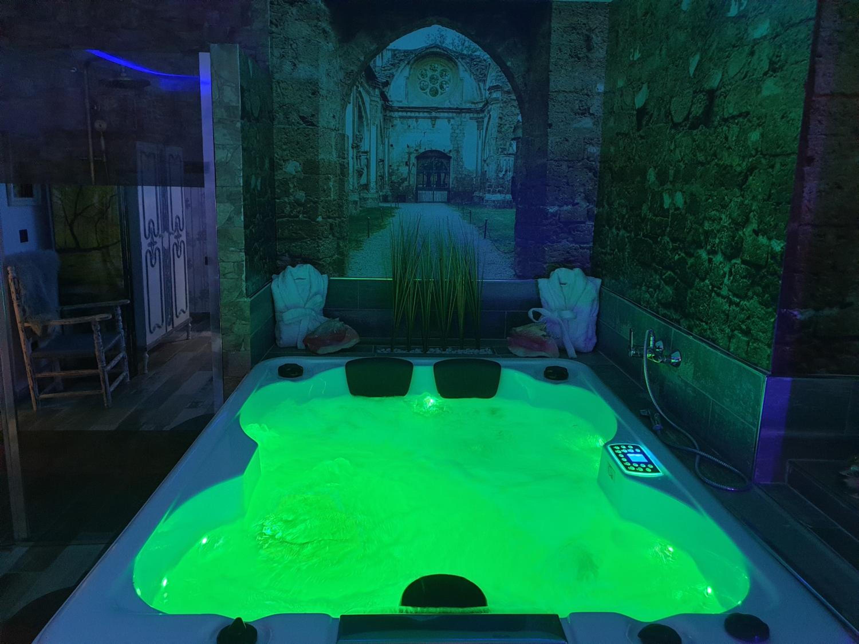 Deluxe Suite with Spa Bath - Photo 23