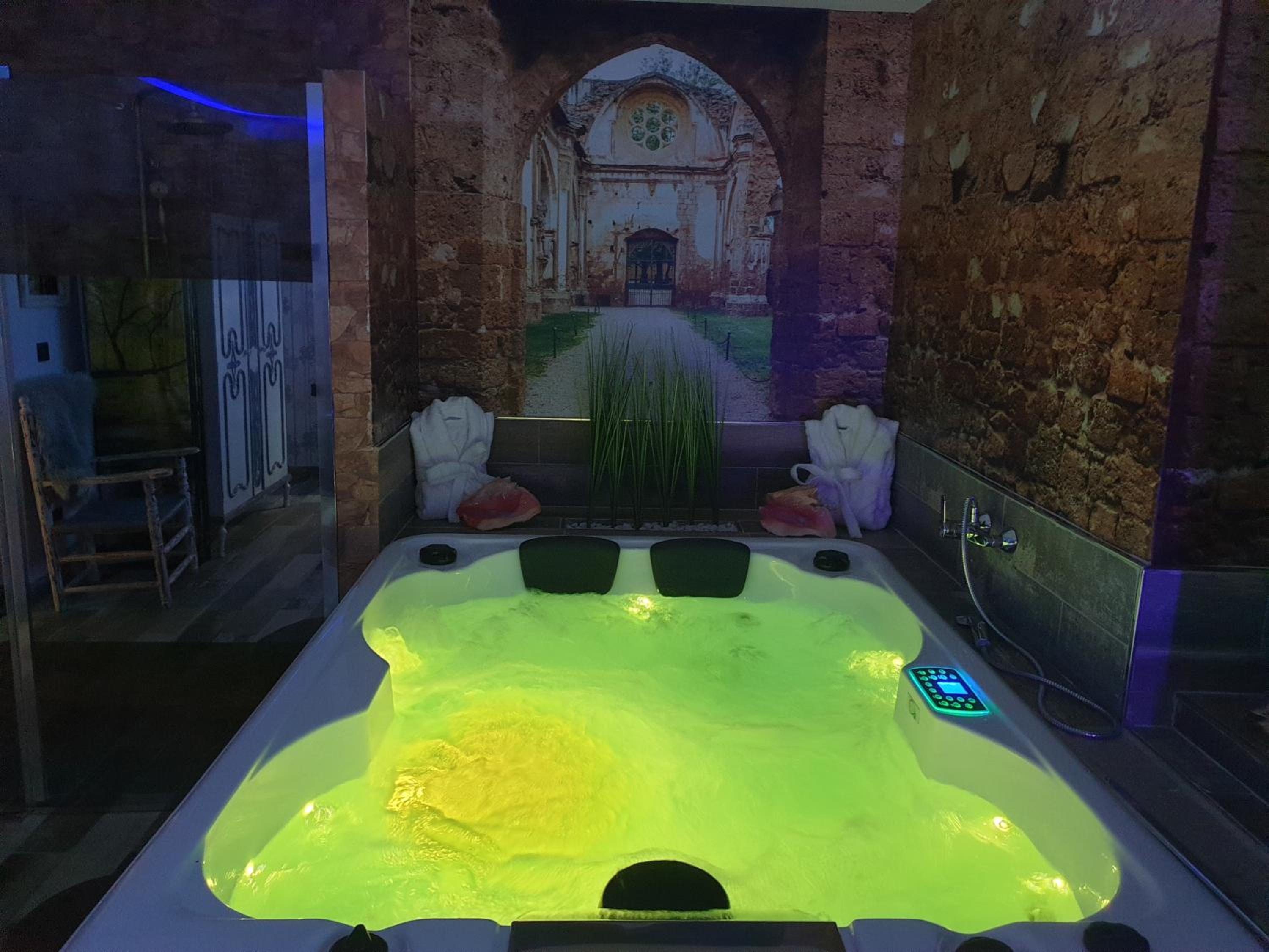 Deluxe Suite with Spa Bath - Photo 43