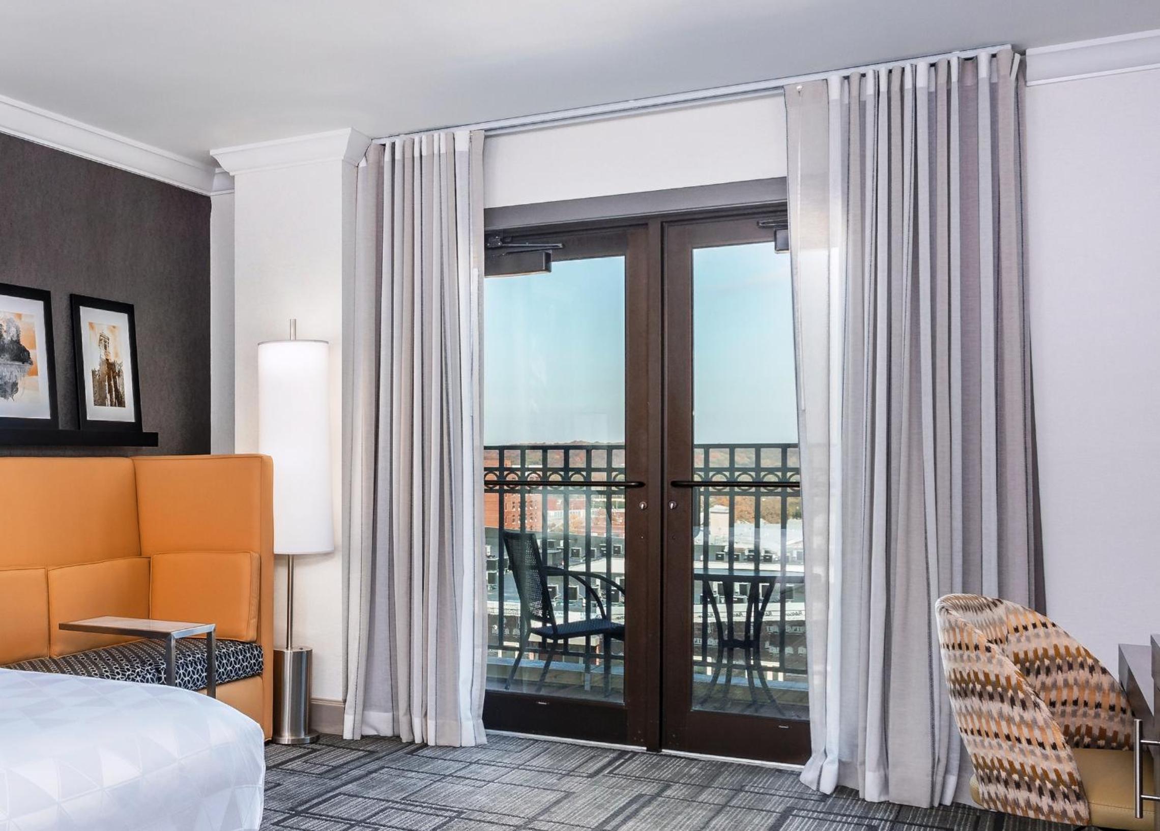 Standard King Room with Balcony - Photo 4