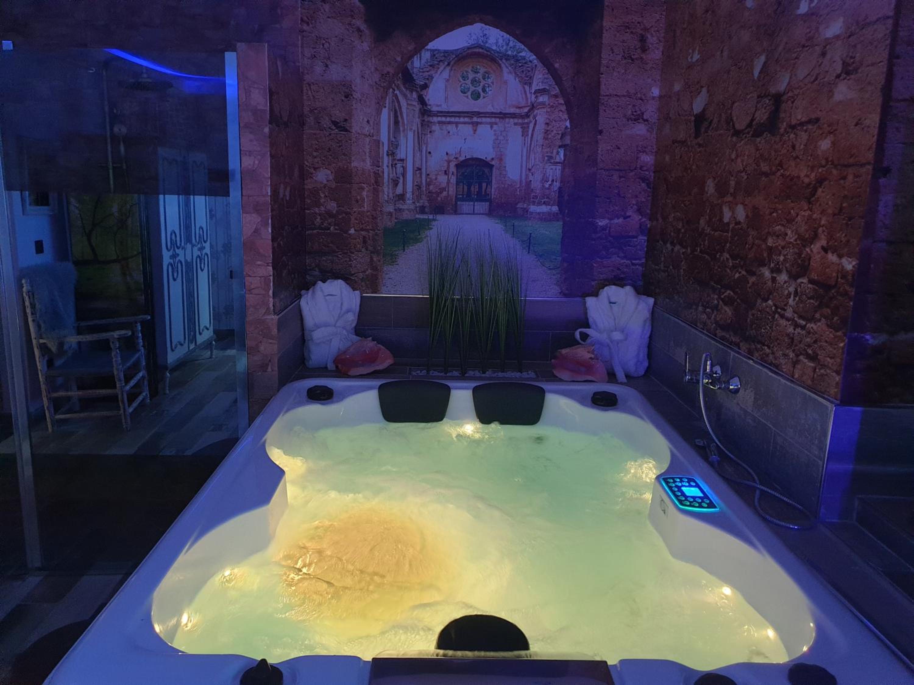 Deluxe Suite with Spa Bath - Photo 38