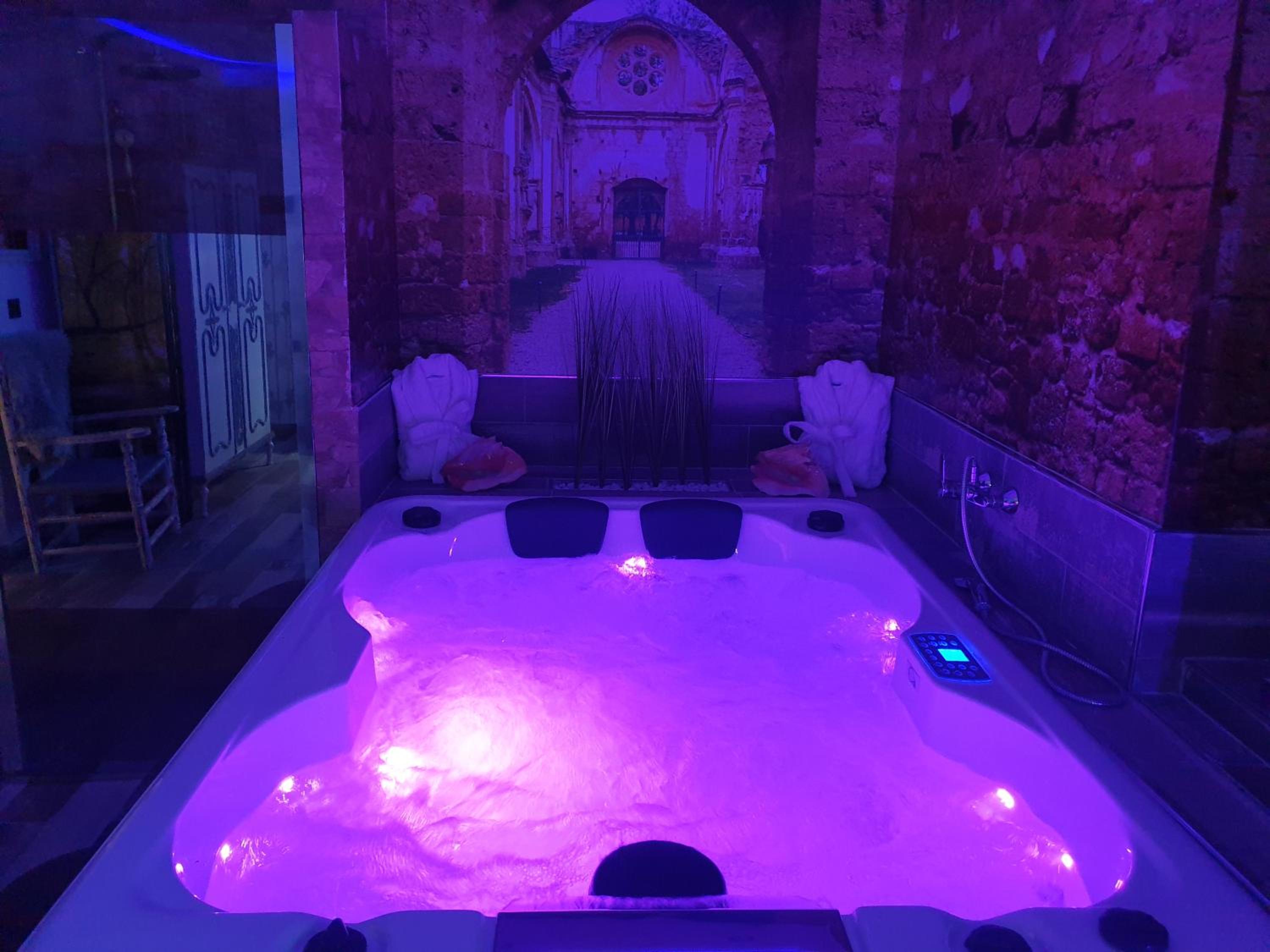 Deluxe Suite with Spa Bath - Photo 25