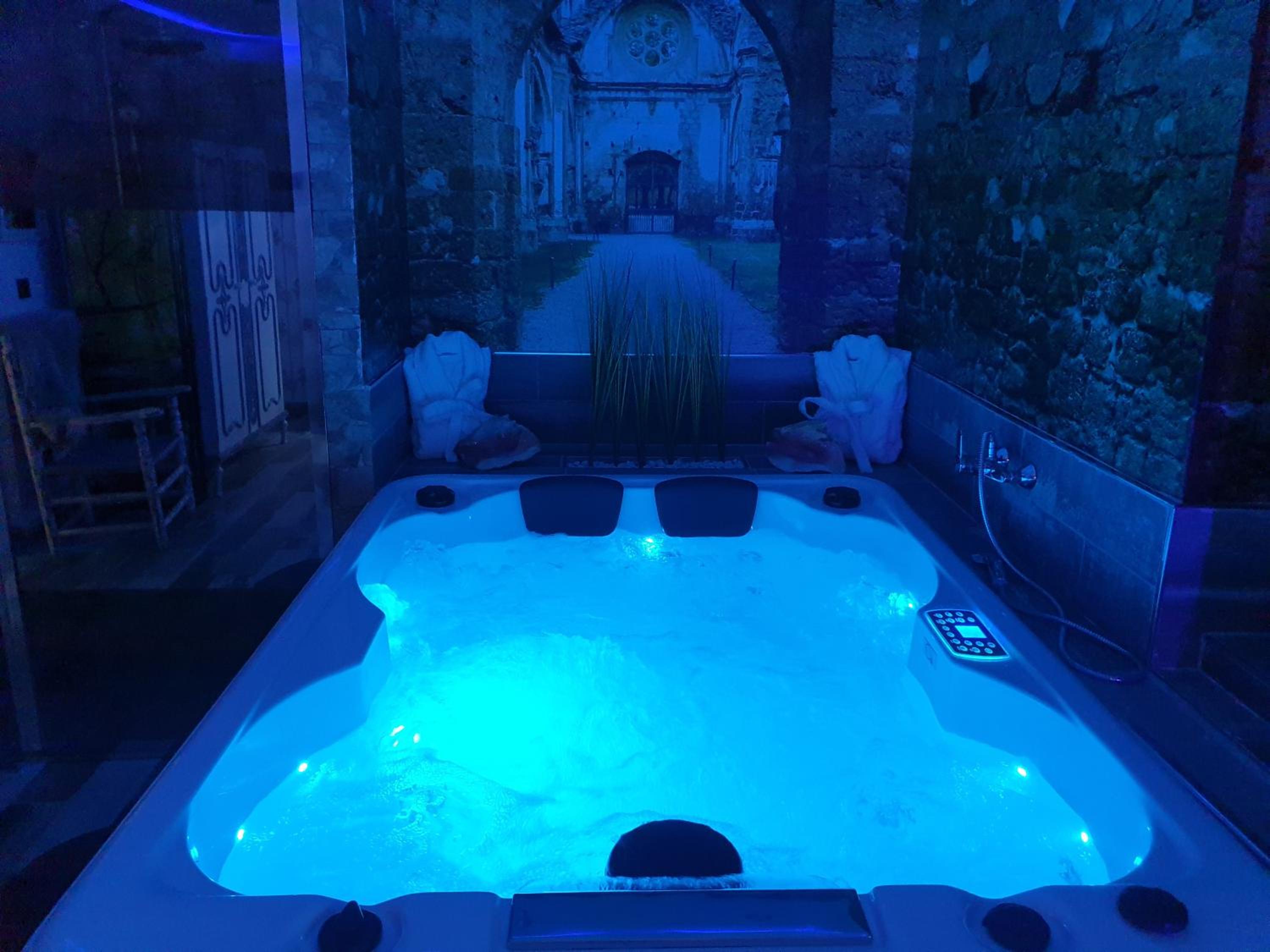 Deluxe Suite with Spa Bath - Photo 39