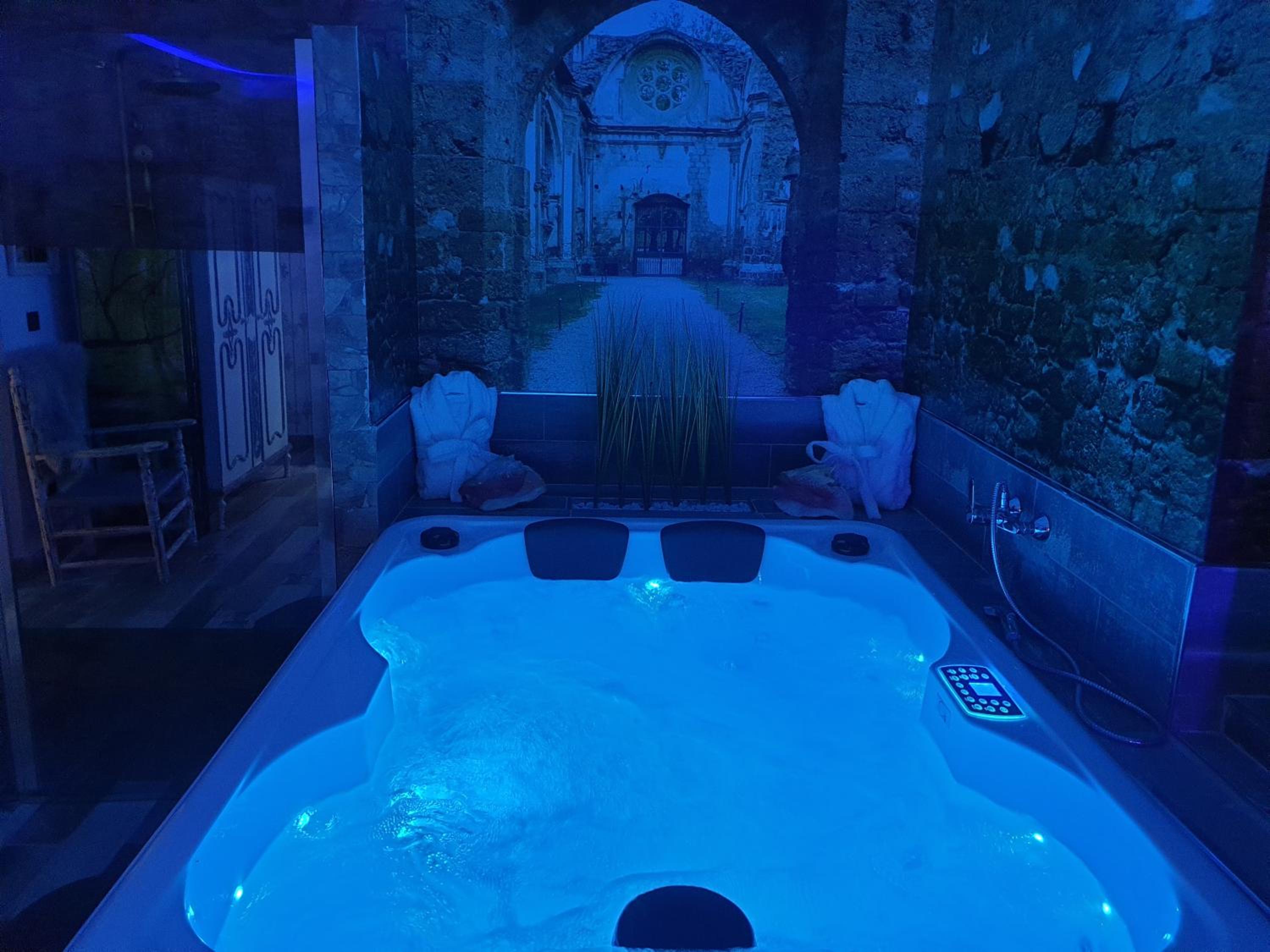 Deluxe Suite with Spa Bath - Photo 44
