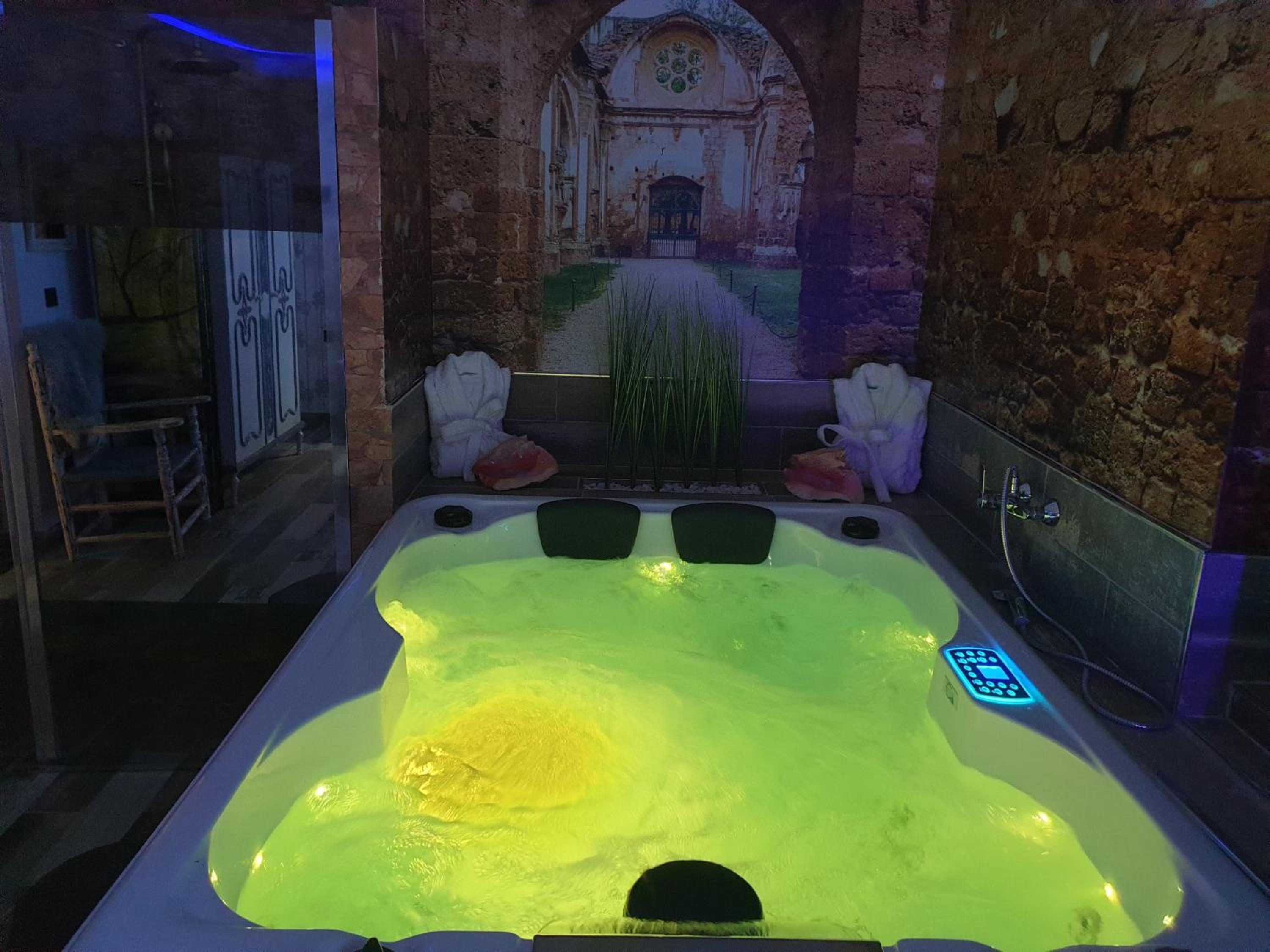 Deluxe Suite with Spa Bath - Photo 24