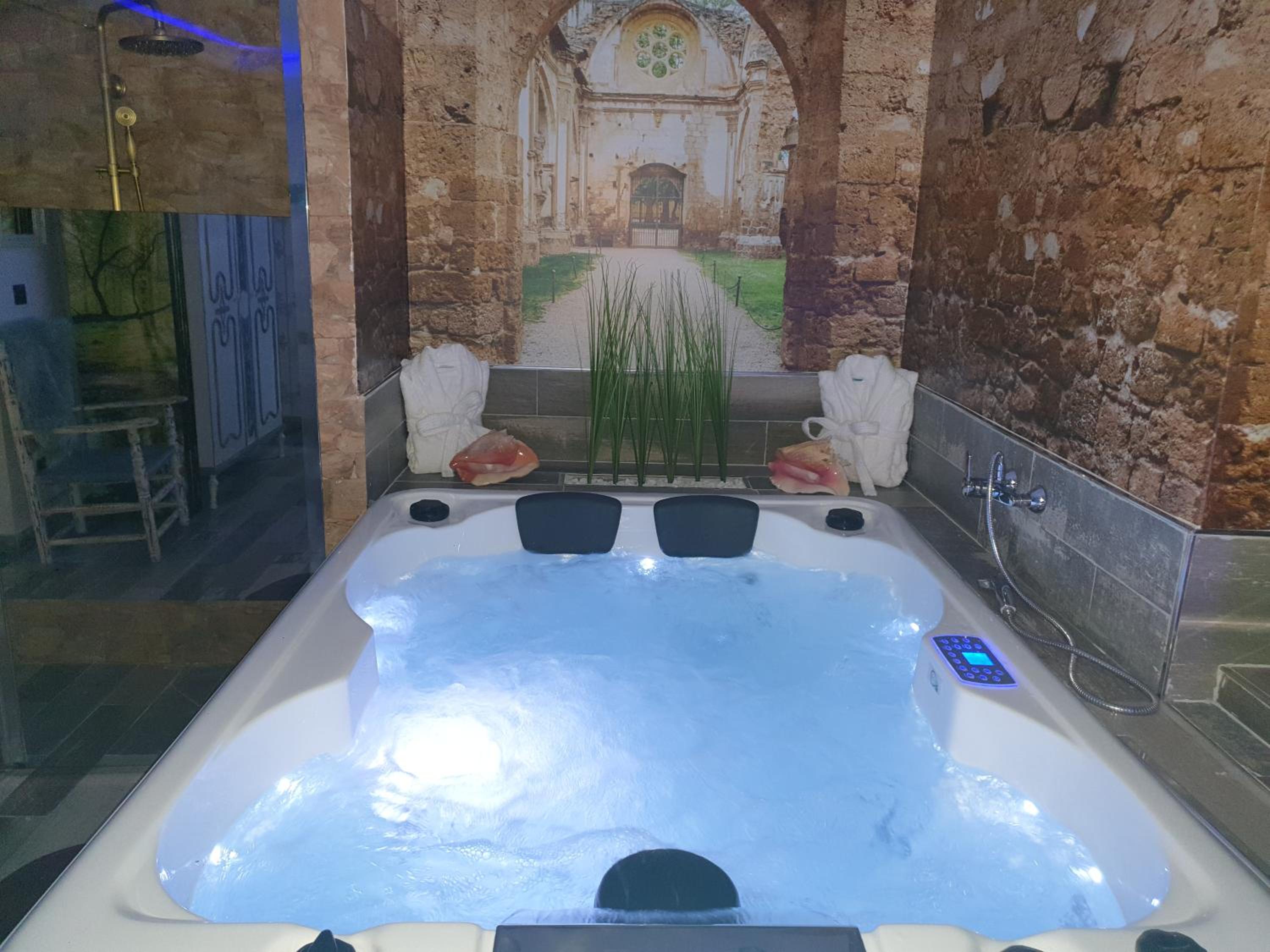 Deluxe Suite with Spa Bath - Photo 32