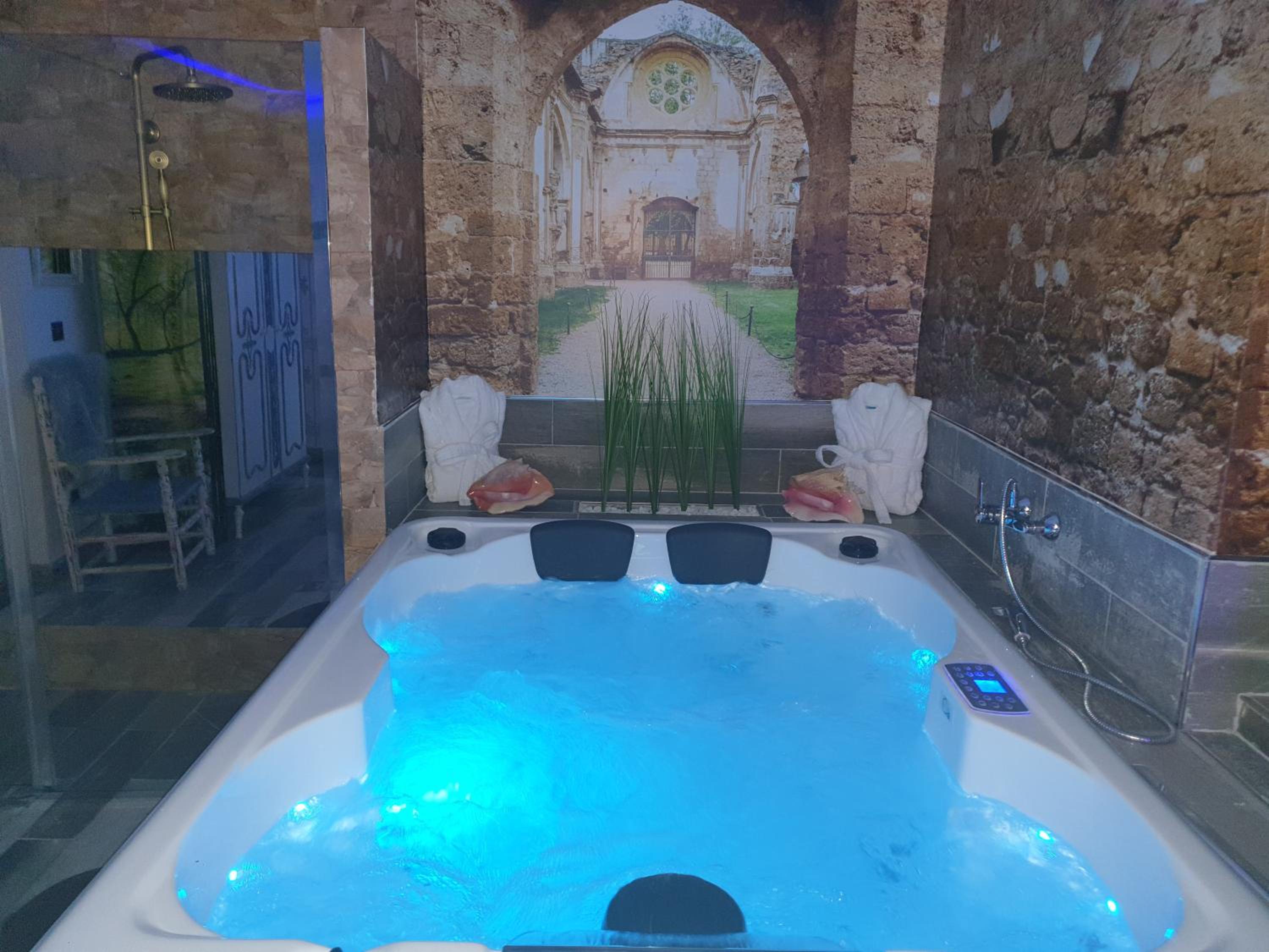 Deluxe Suite with Spa Bath - Photo 3
