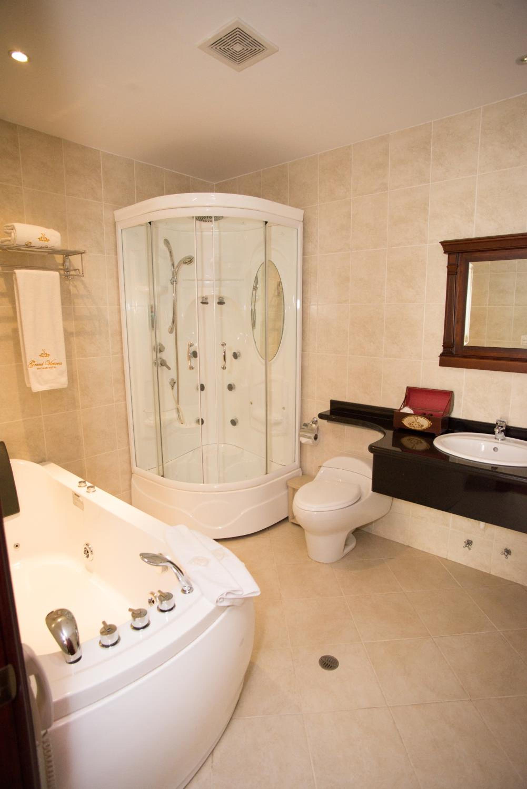 Luxury Suite with Spa Bath photo 2
