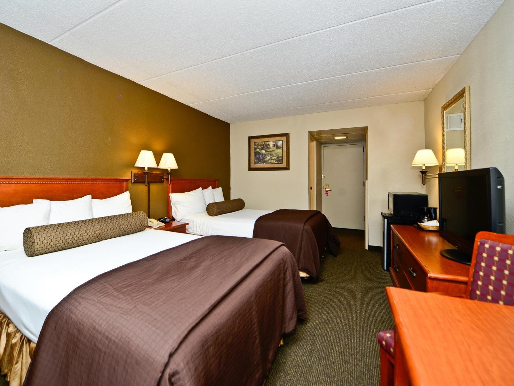 Room with Two Double Beds - Photo 2