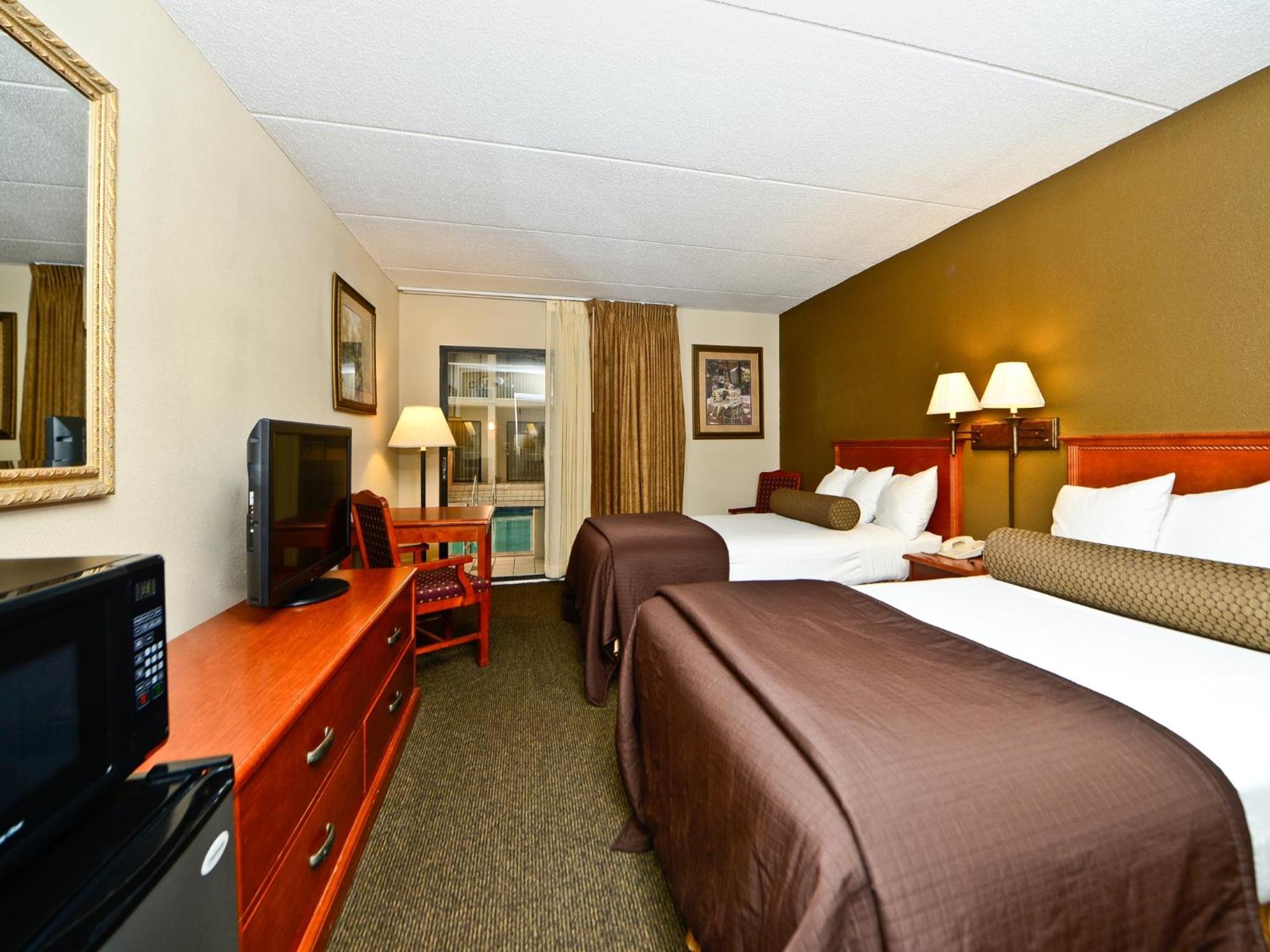 Room with Two Double Beds - Poolside/Non-Smoking - Photo 1