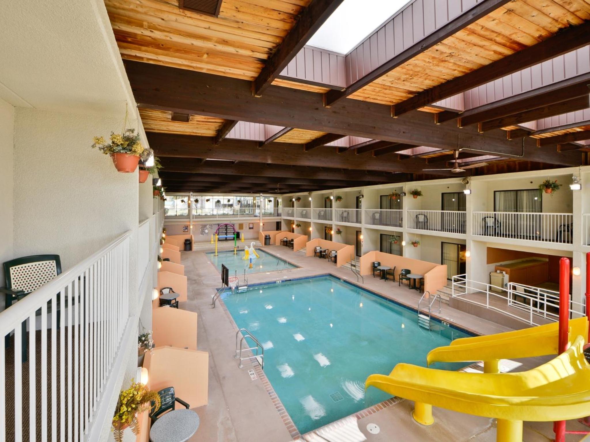 Room with Two Double Beds - Poolside/Non-Smoking - Photo 4