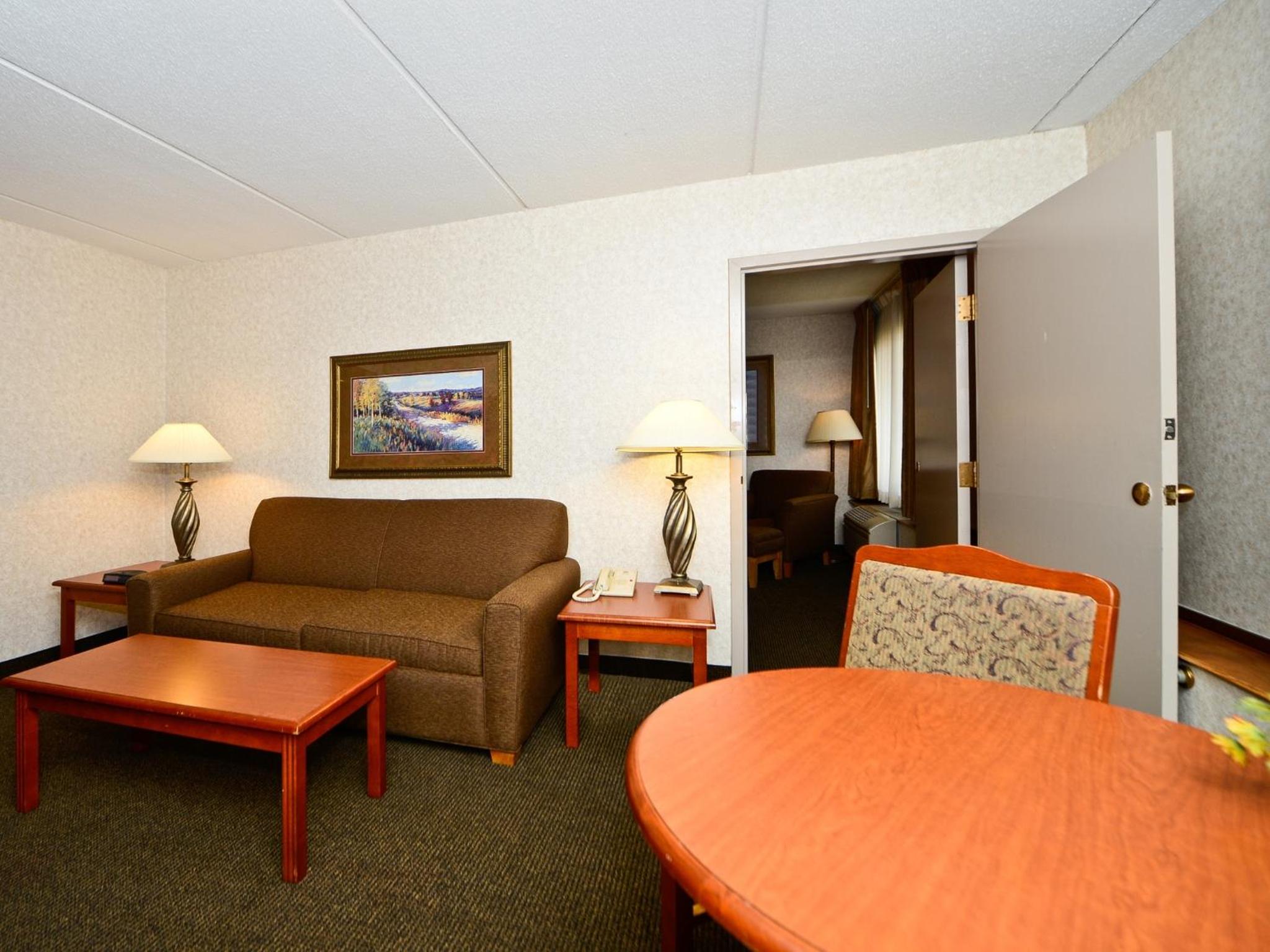 One-Bedroom King Suite with Sofa Bed - Photo 5