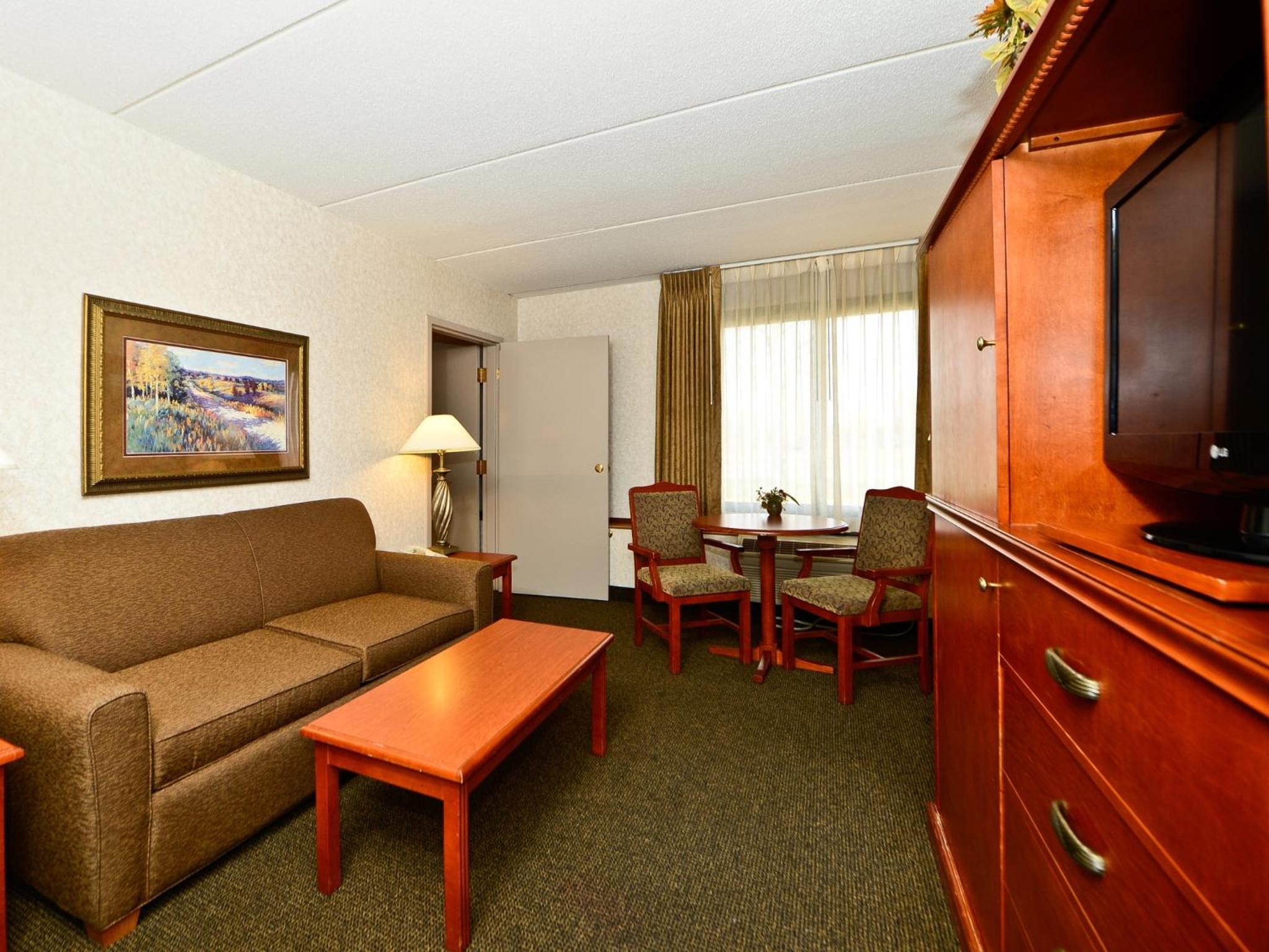 One-Bedroom King Suite with Sofa Bed - Photo 3