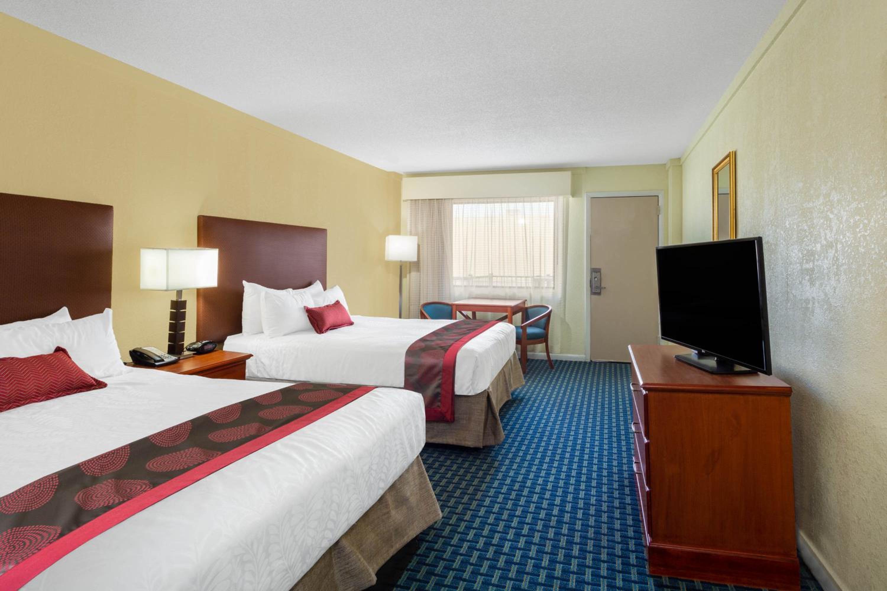 Deluxe Queen Room with Two Queen Beds - Non-Smoking - Photo 1