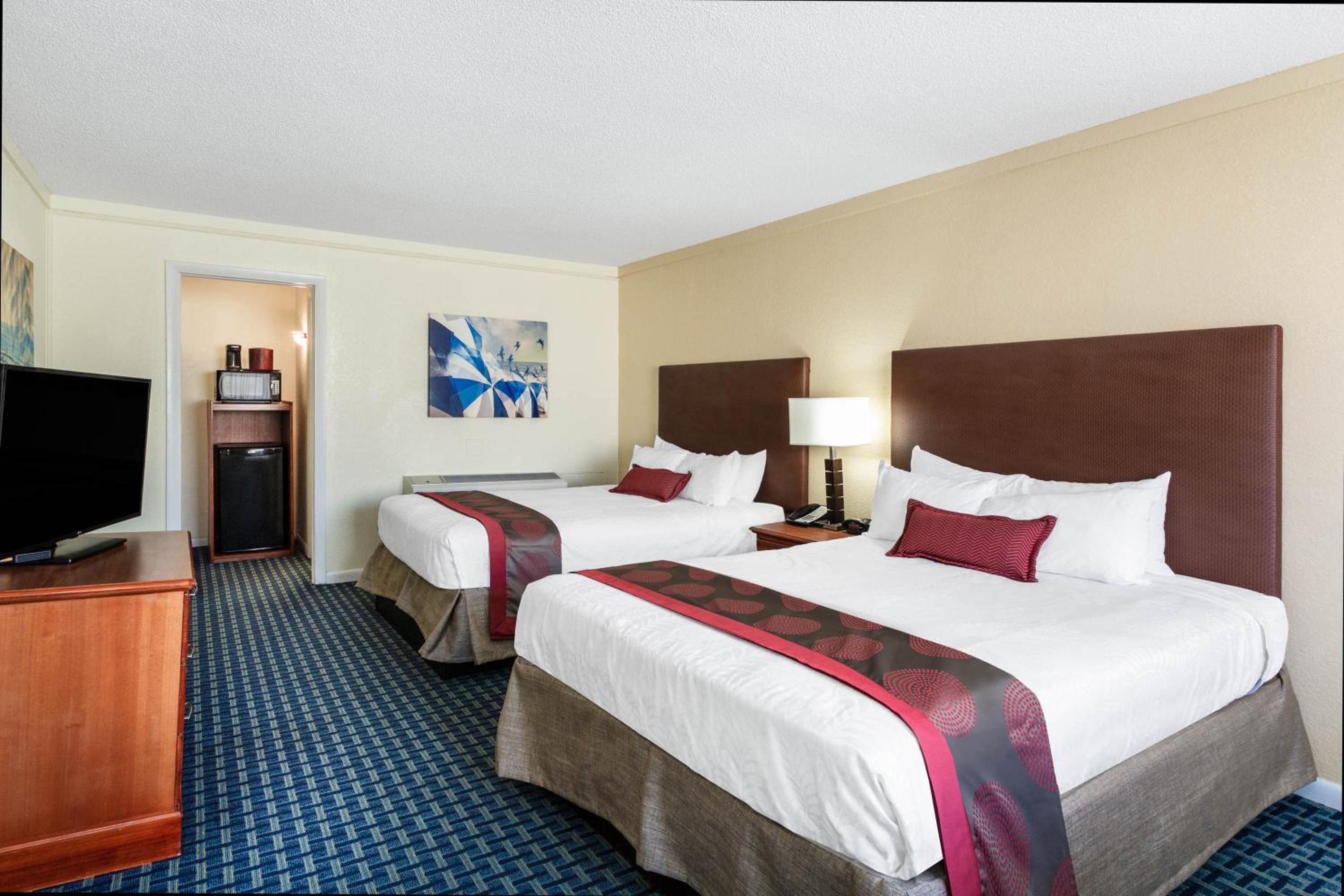 Deluxe Queen Room with Two Queen Beds - Non-Smoking - Photo 2