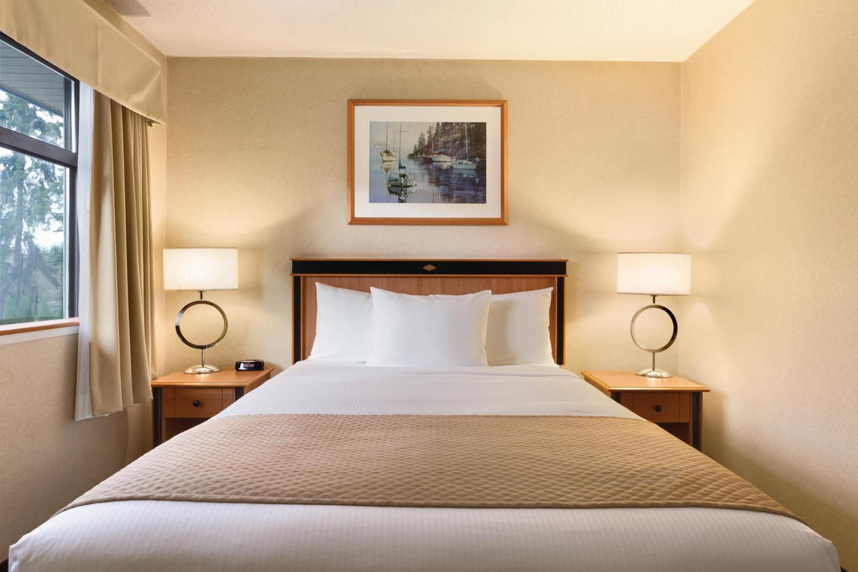 One Queen Bed with Kitchenette photo 1