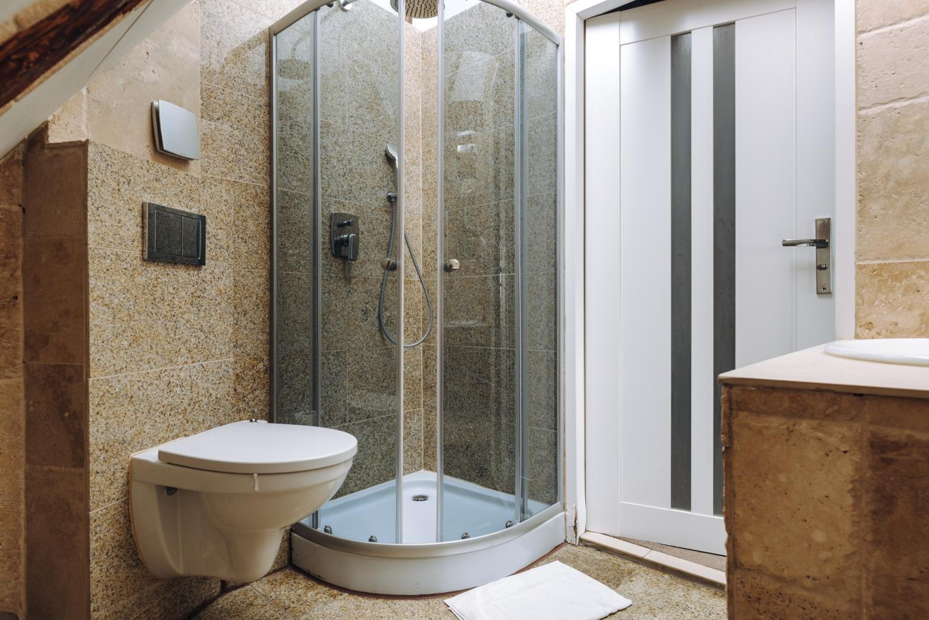 Large Double Room - Photo 4