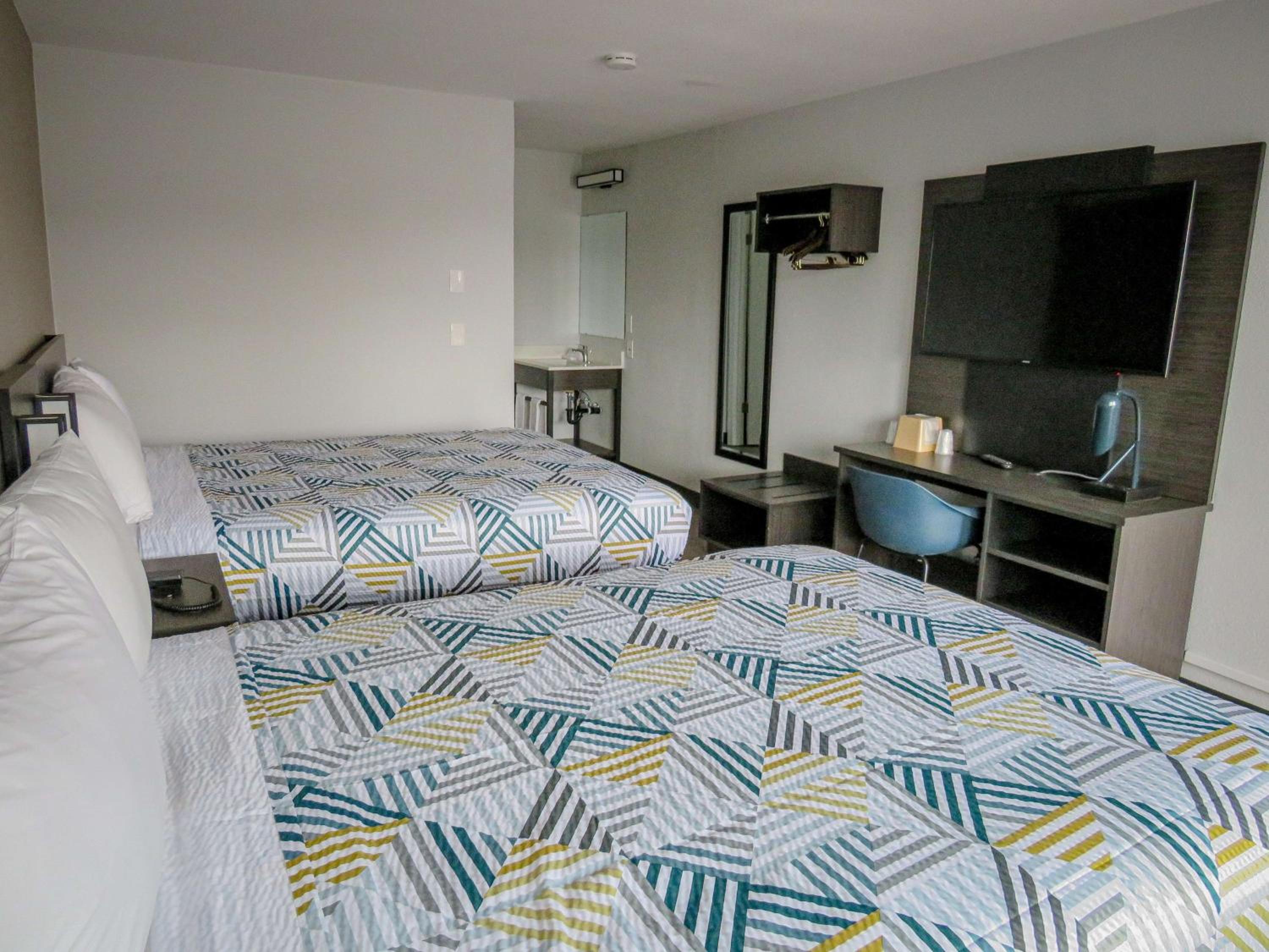 Queen Room with Two Queen Beds - Non-Smoking - Photo 1