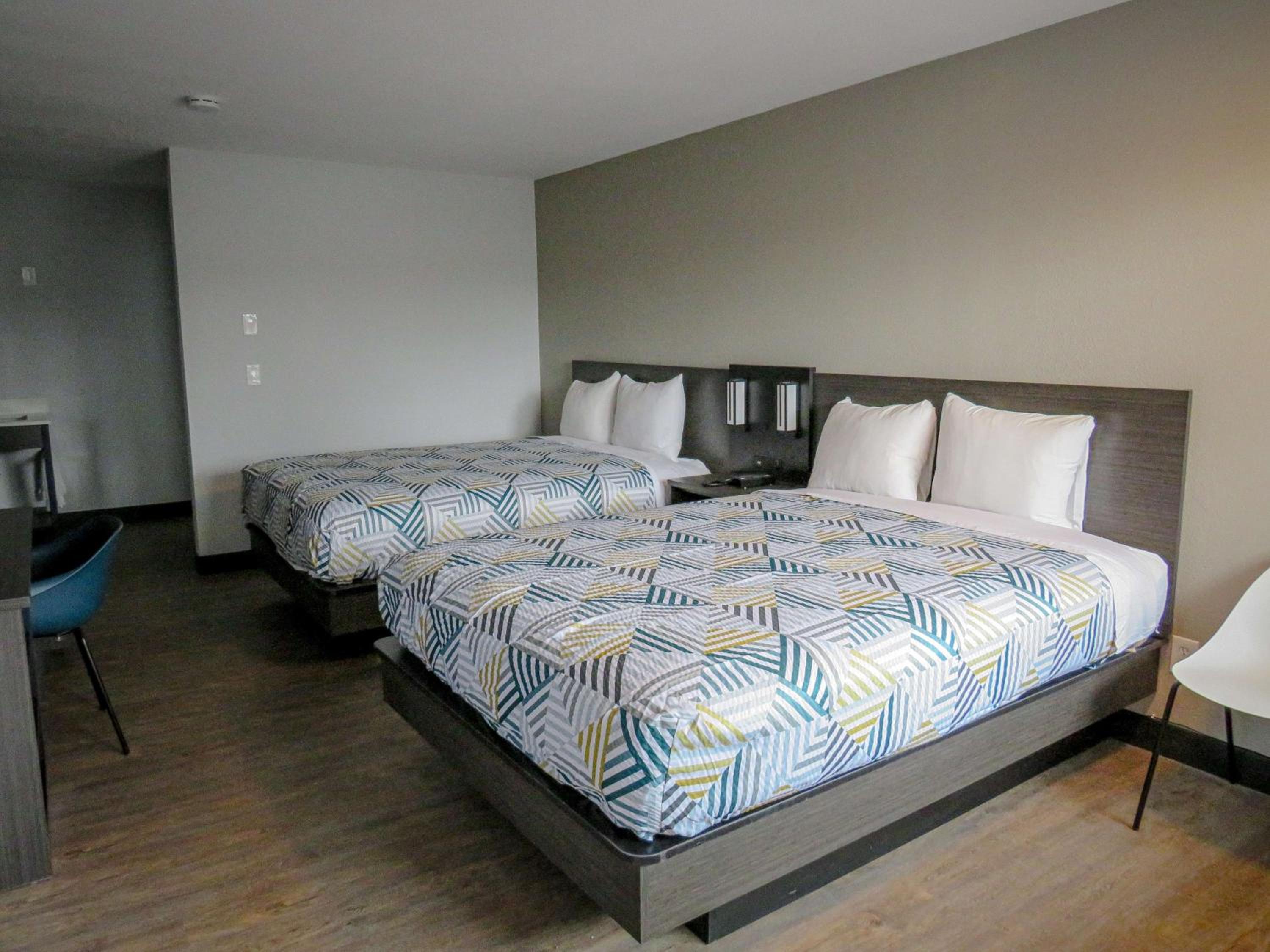 Queen Room with Two Queen Beds - Non-Smoking - Photo 2
