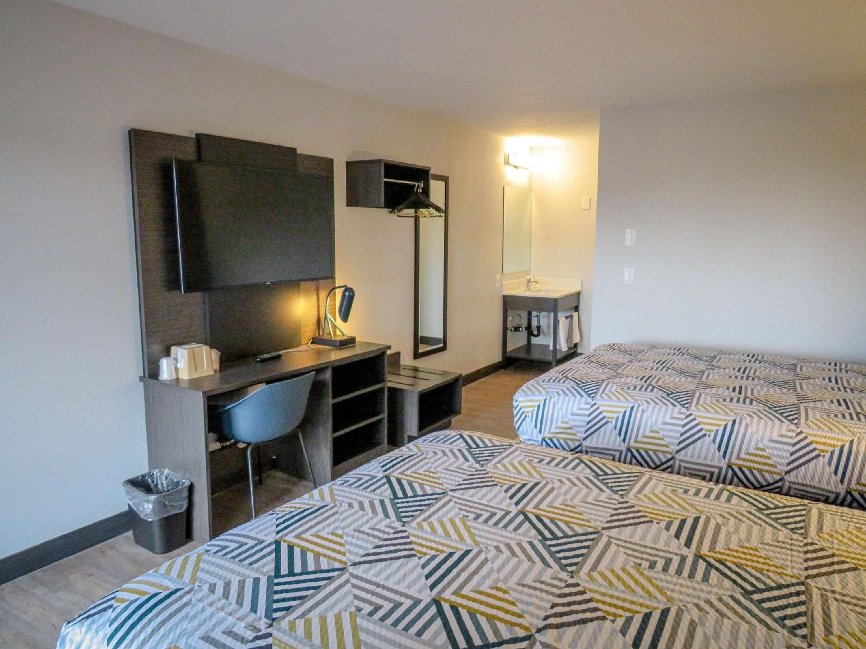 Queen Room with Two Queen Beds - Non-Smoking - Photo 3