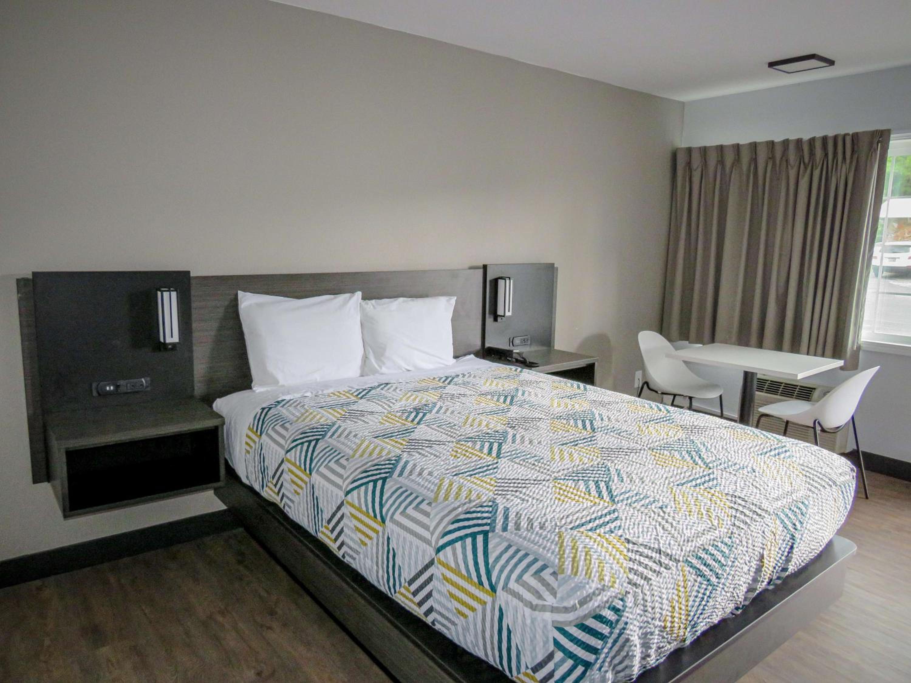 Deluxe Queen Room - Non-Smoking - Photo 1