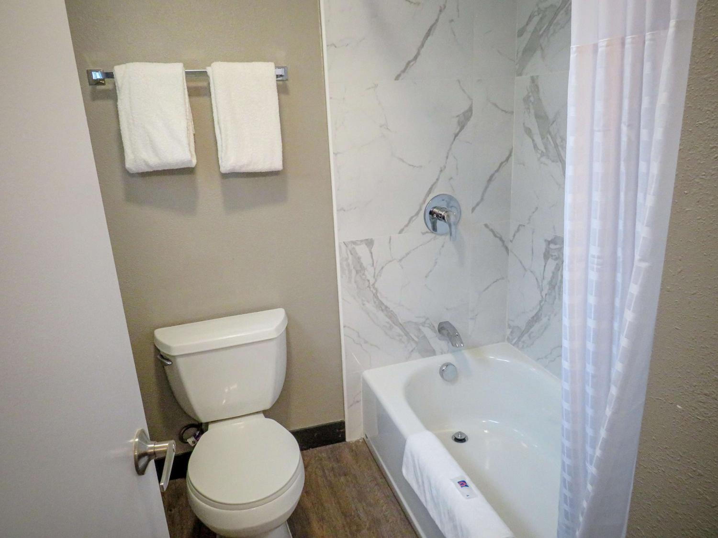 Deluxe Queen Room - Non-Smoking - Photo 2