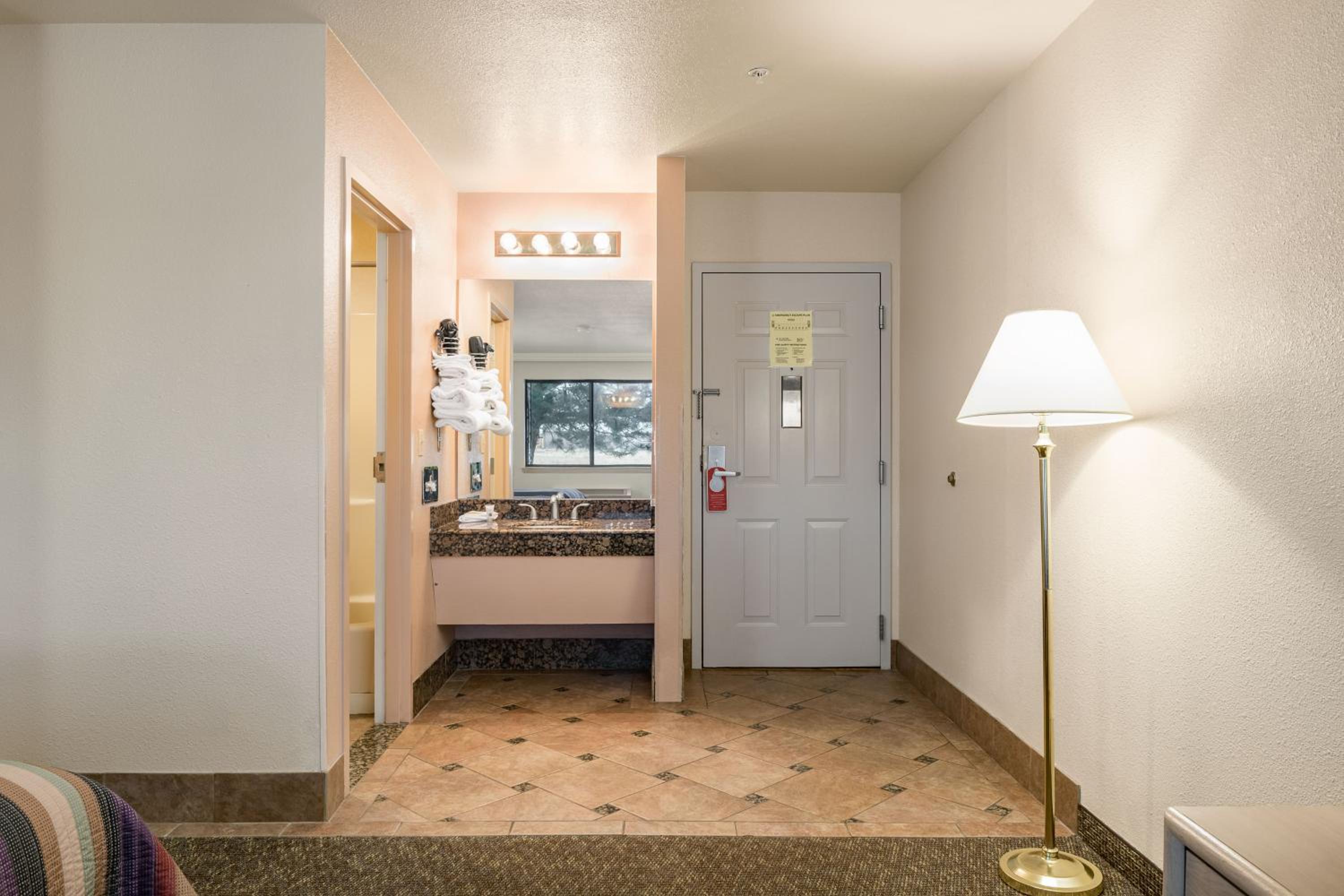 Queen Room with Two Queen Beds - Non-Smoking - Photo 7