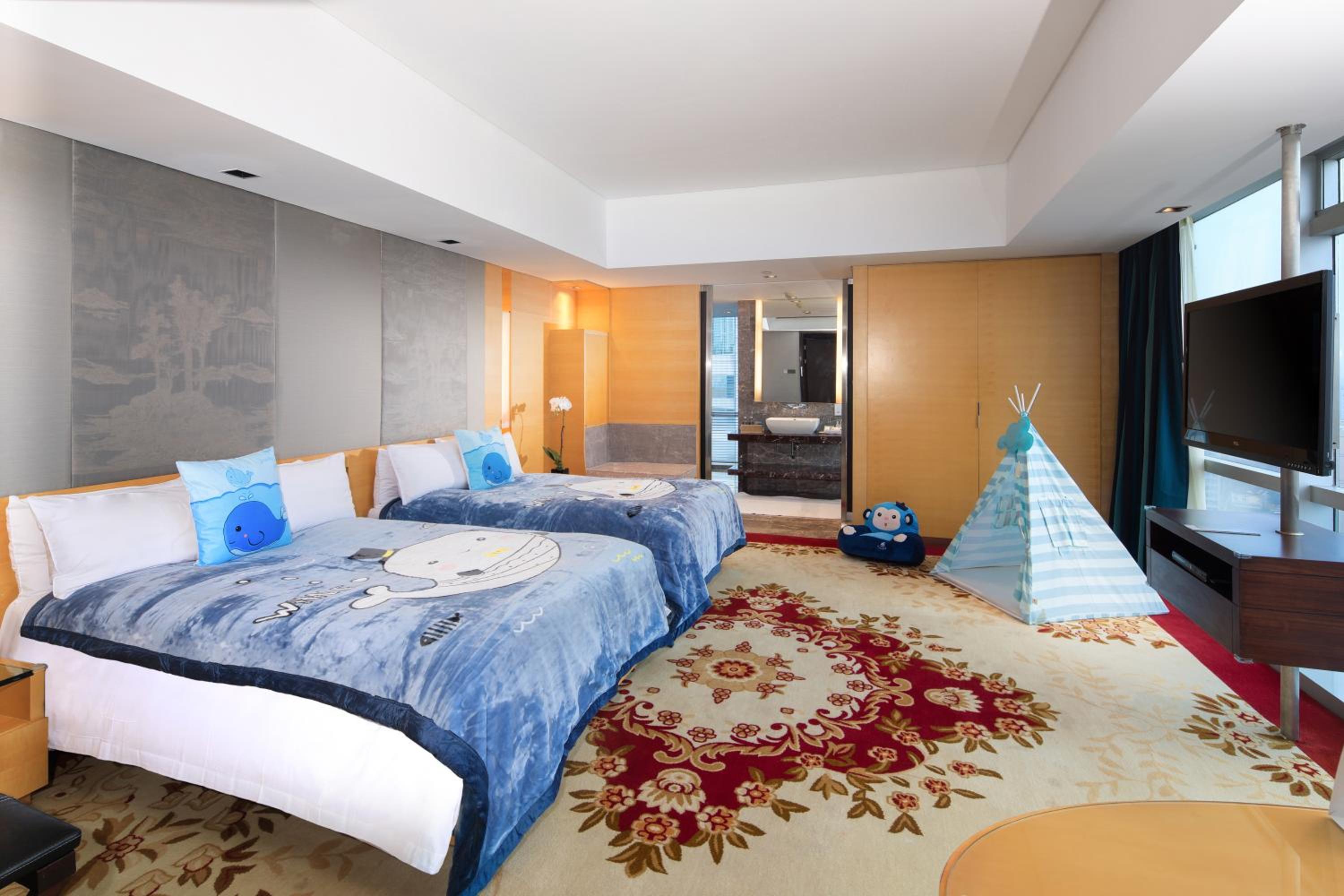 Family Room thumbnail 5