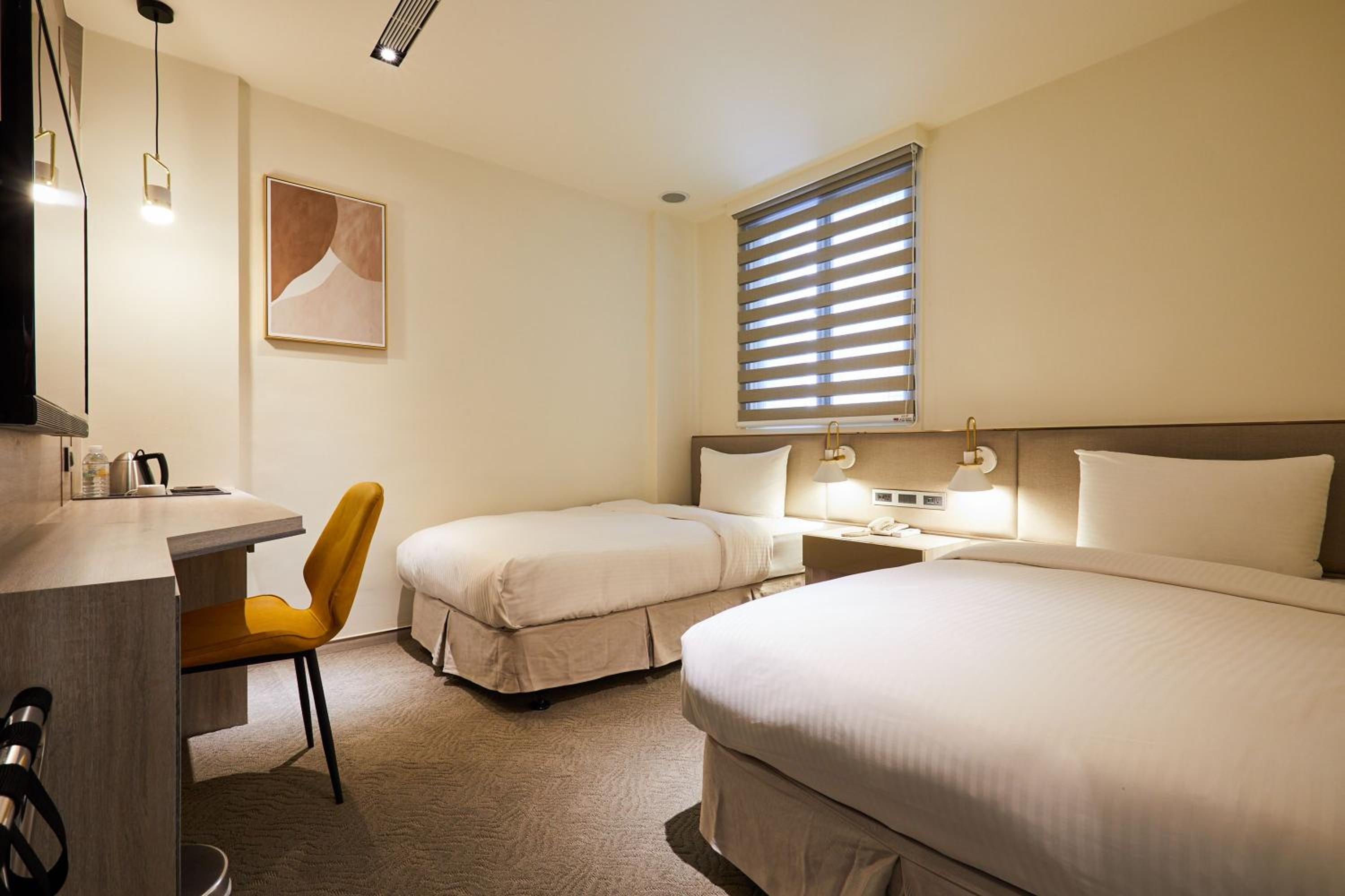 Deluxe Double or Twin Room with City View - Photo 4