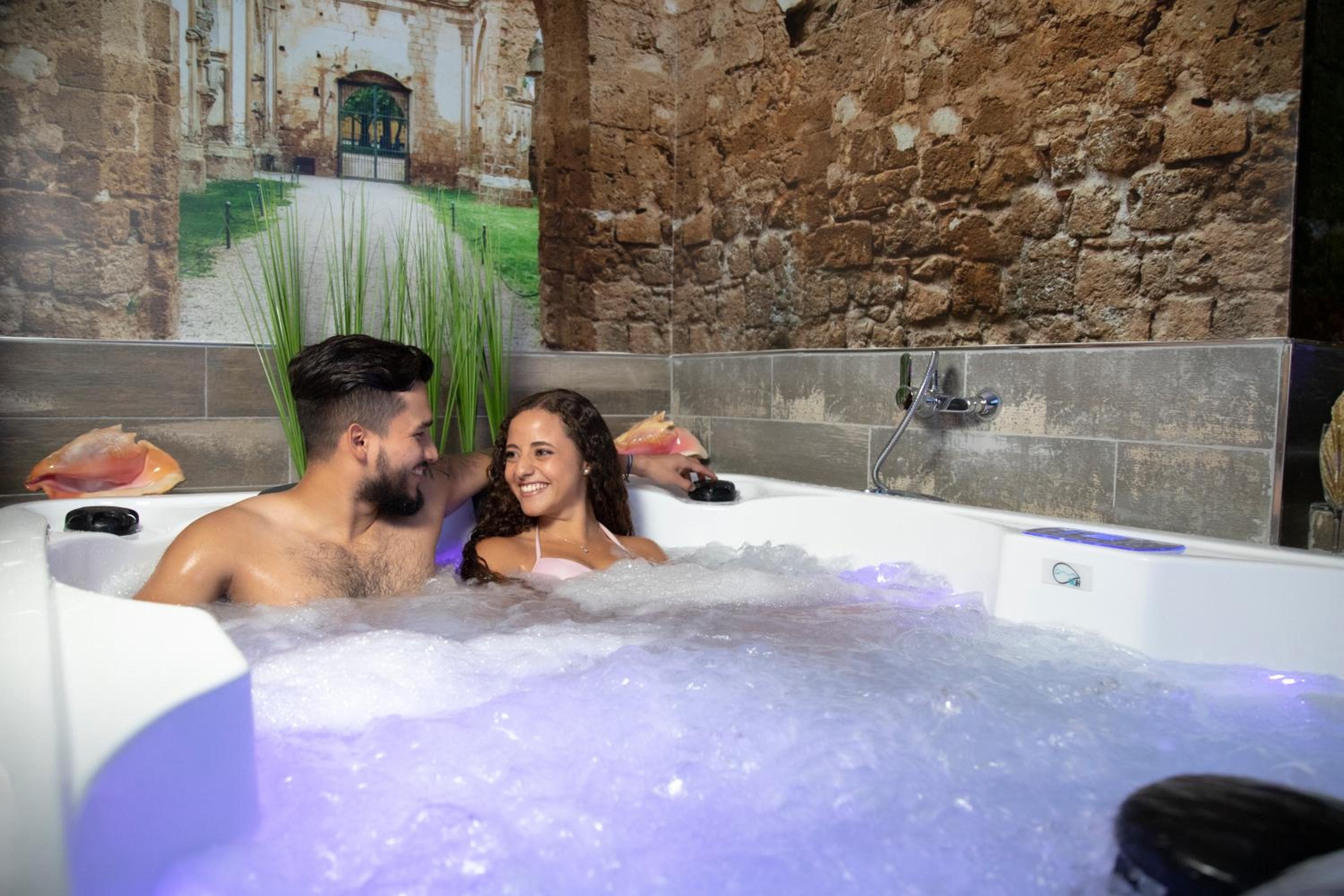 Deluxe Suite with Spa Bath - Photo 21