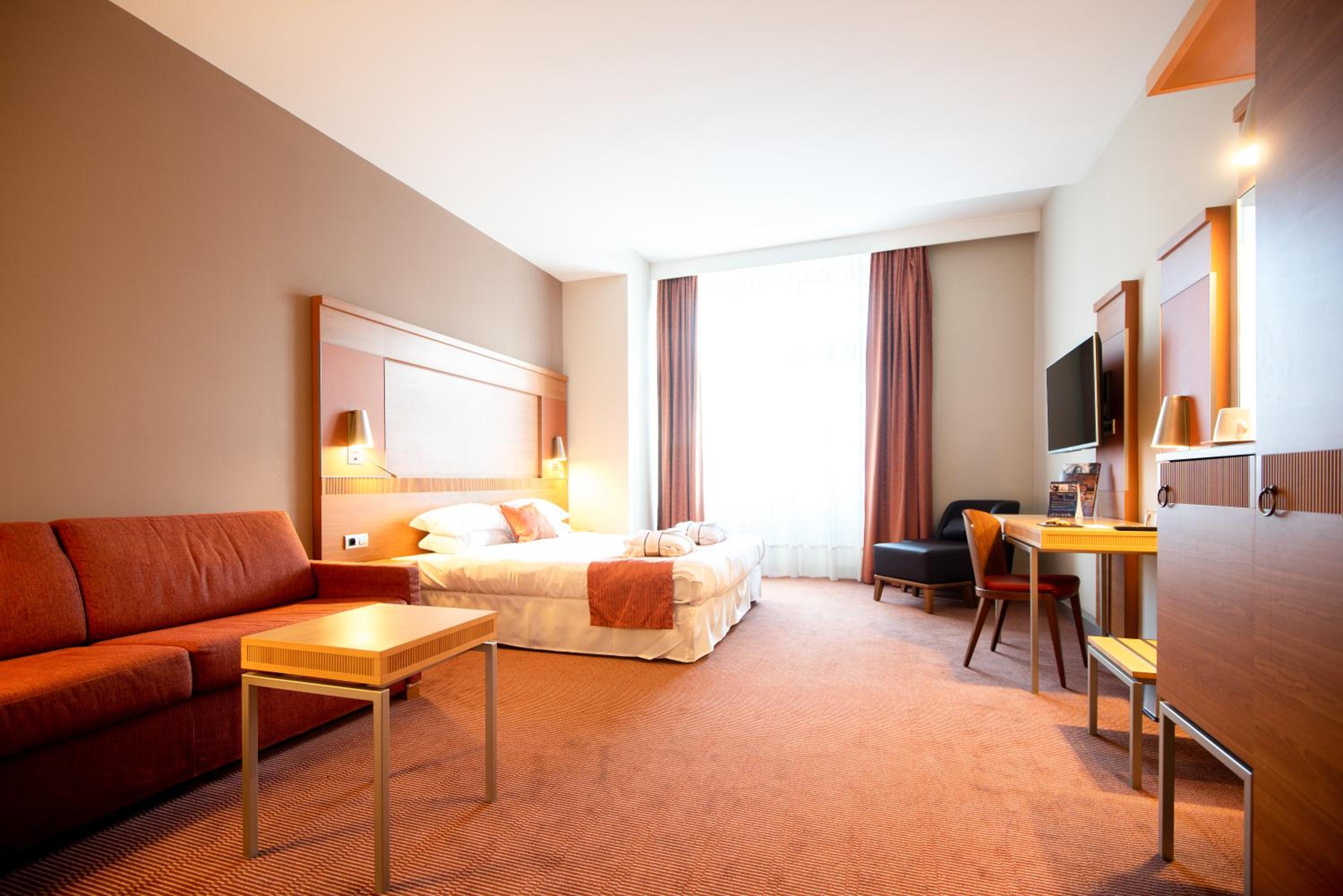 Privilege Superior Room with 2 Single Beds and Sofa - Photo 11
