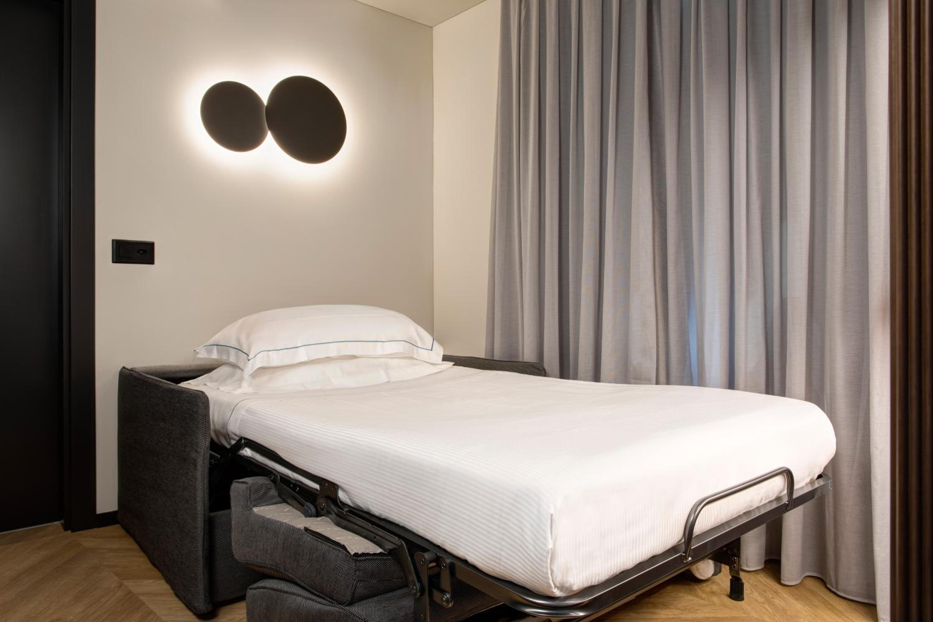Room with Extra Bed and Air Conditioning - Photo 4
