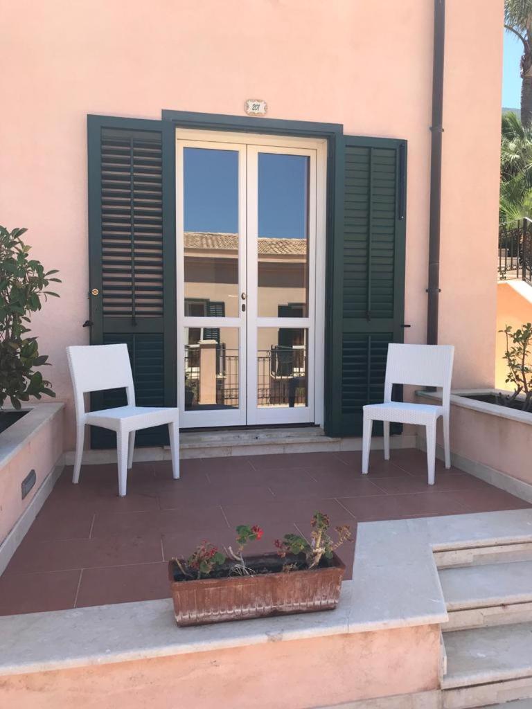 Double Room with Patio - Photo 2